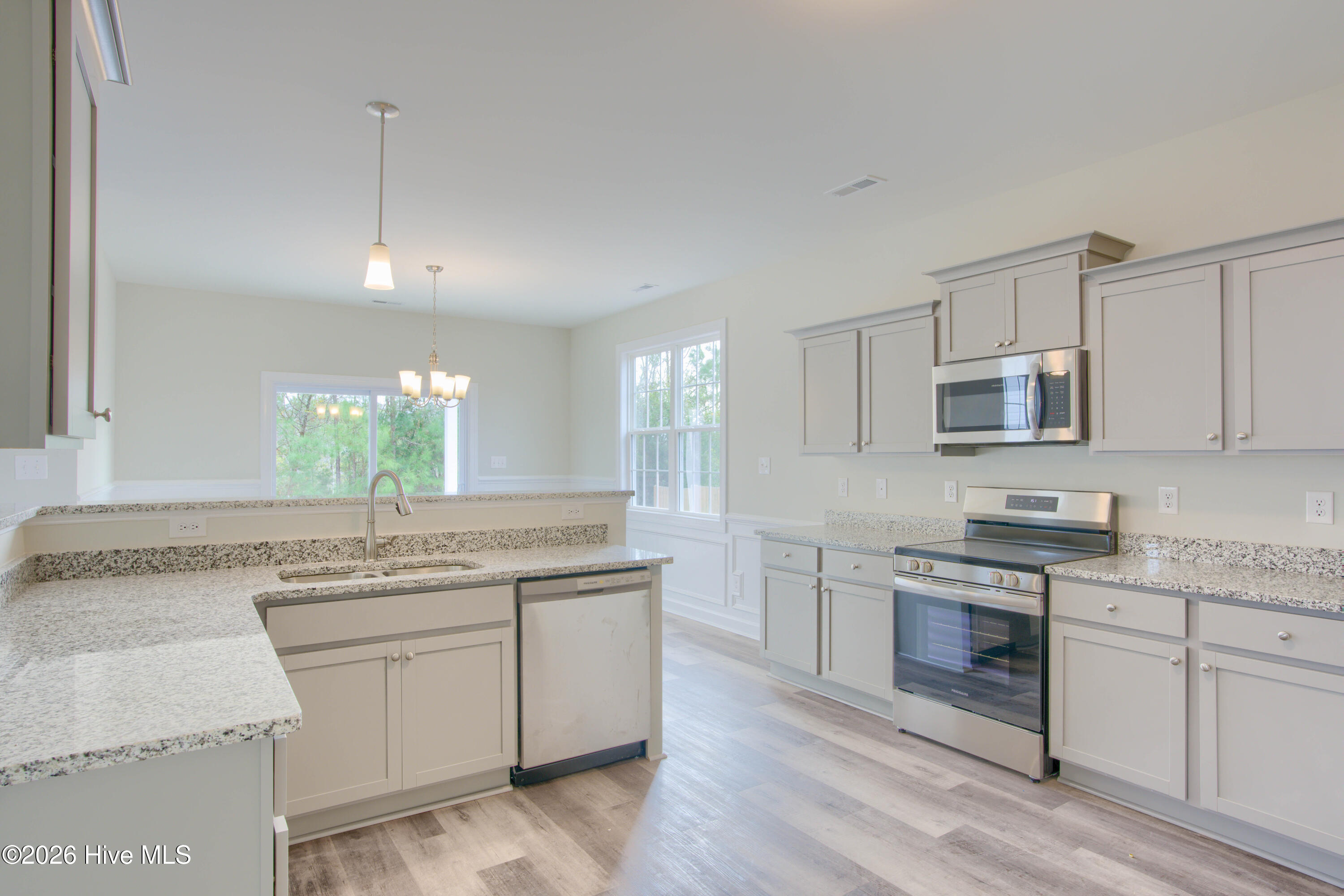 100527723 | Photo 13