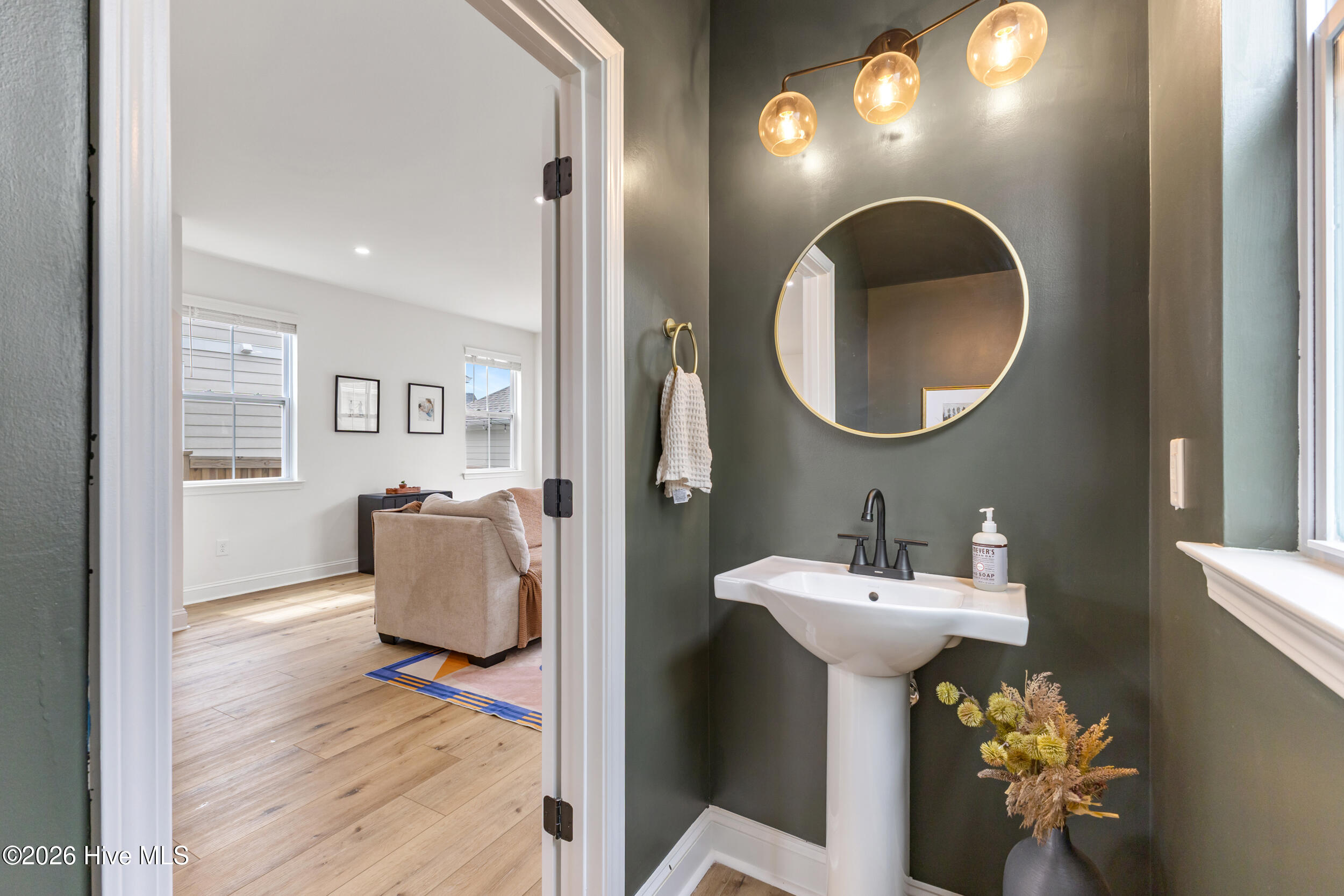 100567295 | Photo 19