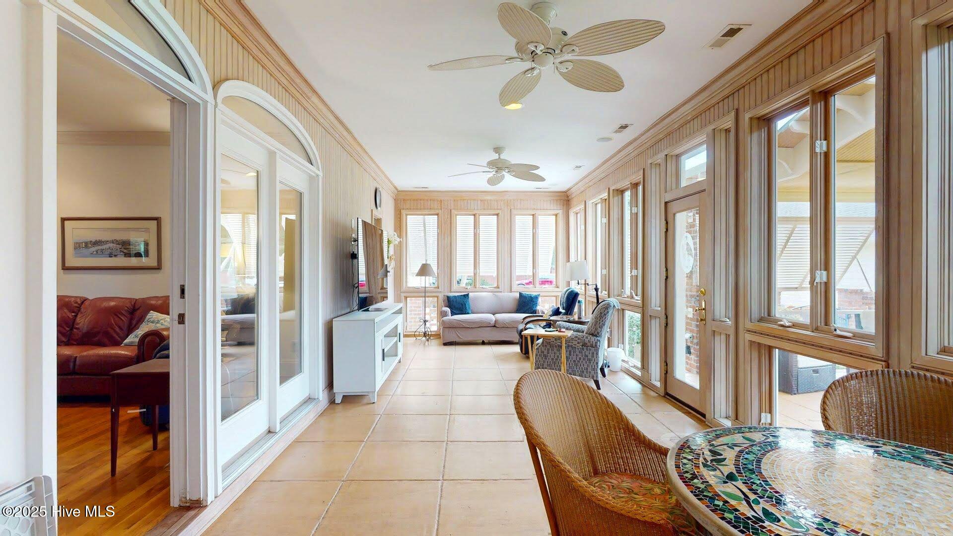 100528011 | Photo 21