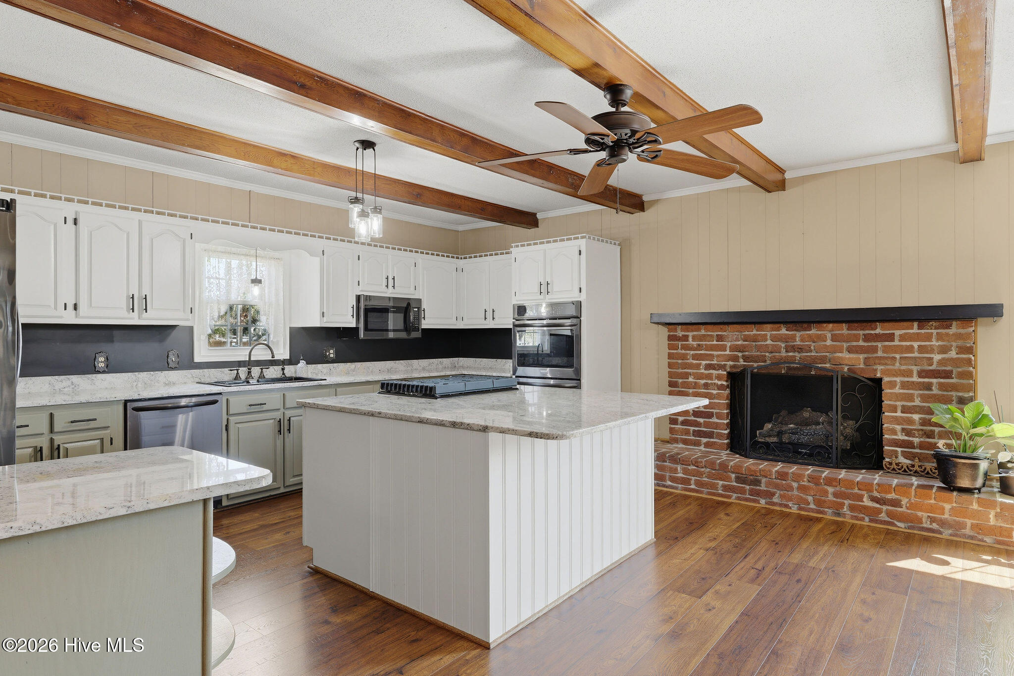 100557788 | Photo 15