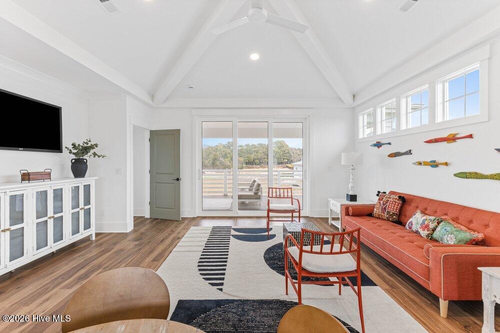 100568013 | Photo 29