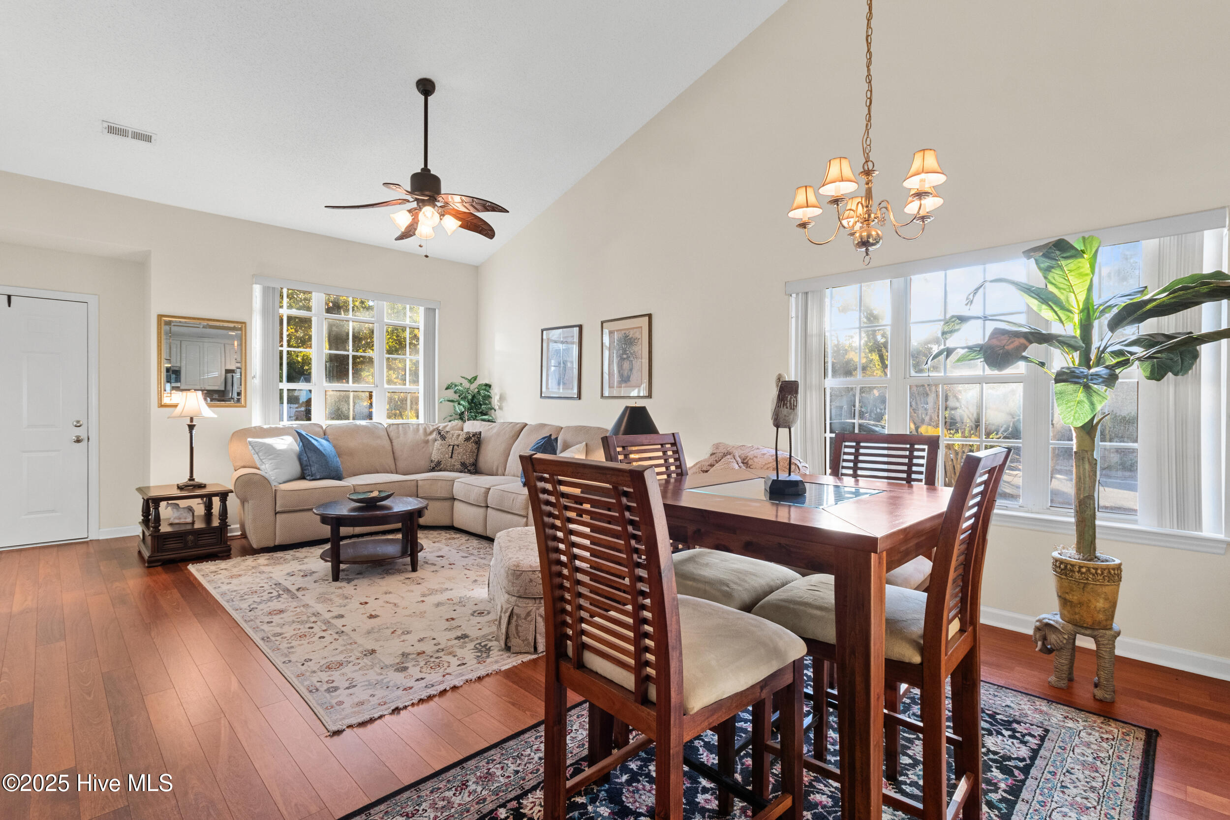 100540145 | Photo 14