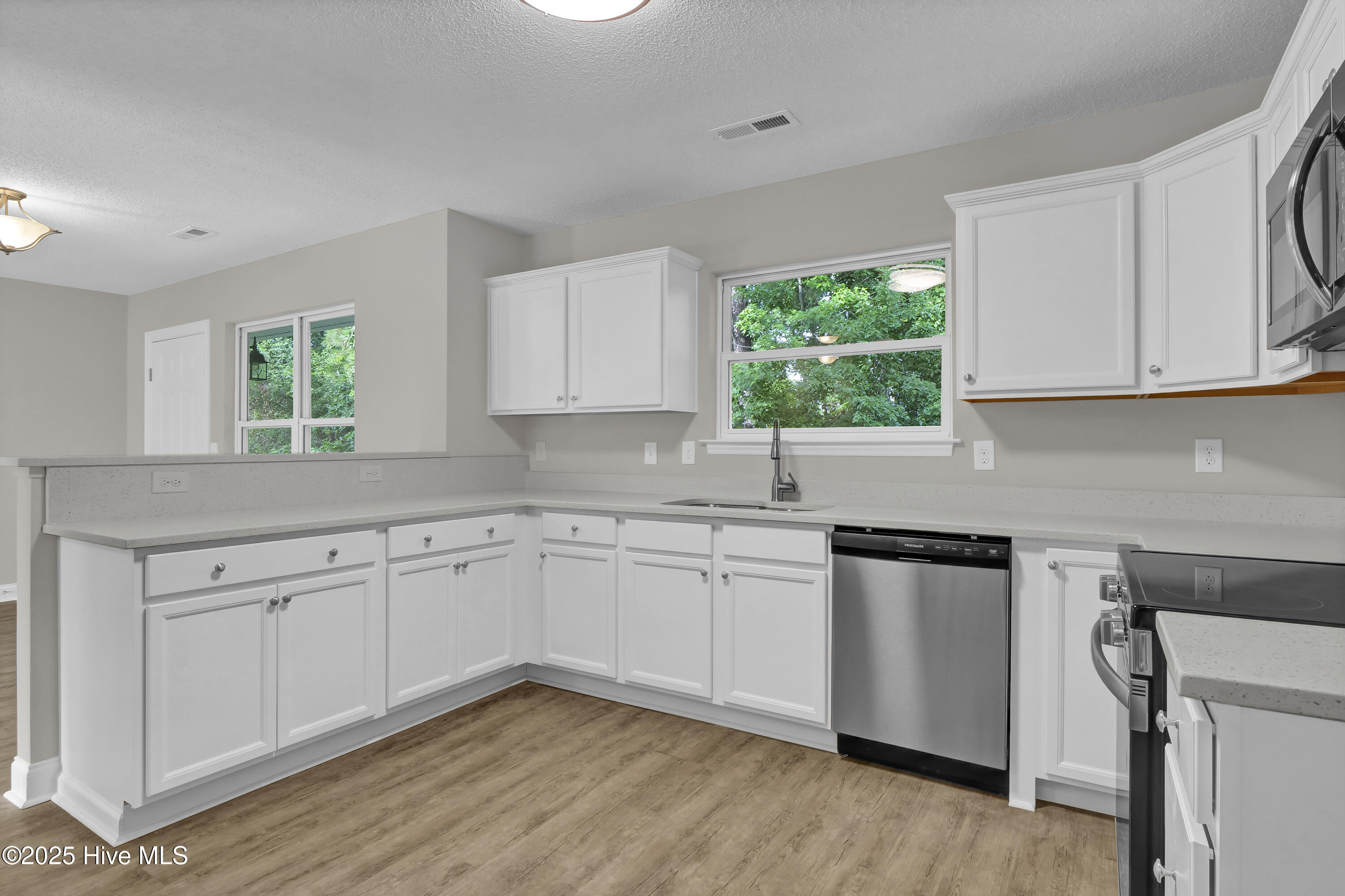 100519530 | Photo 12