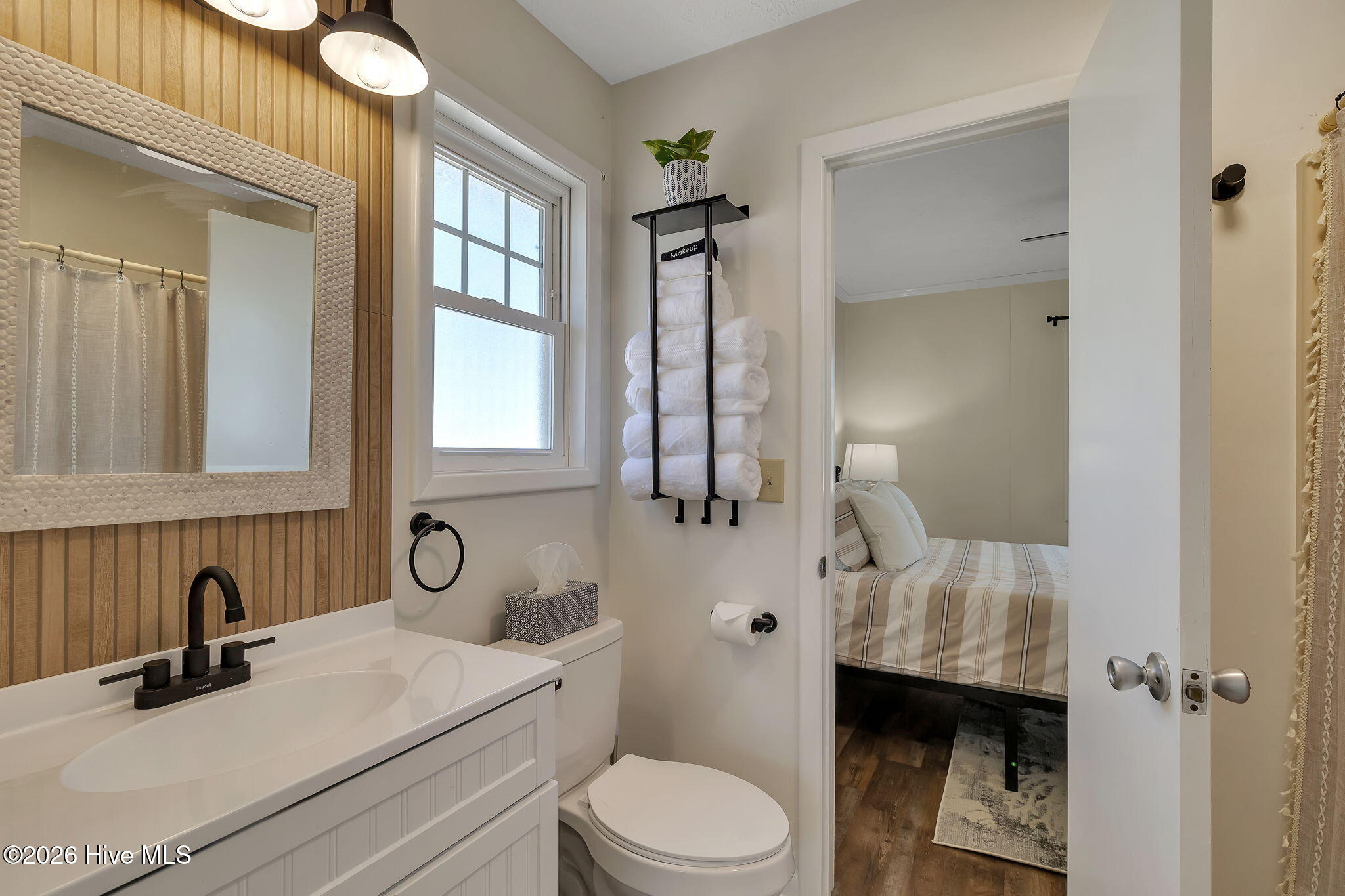 100548009 | Photo 41