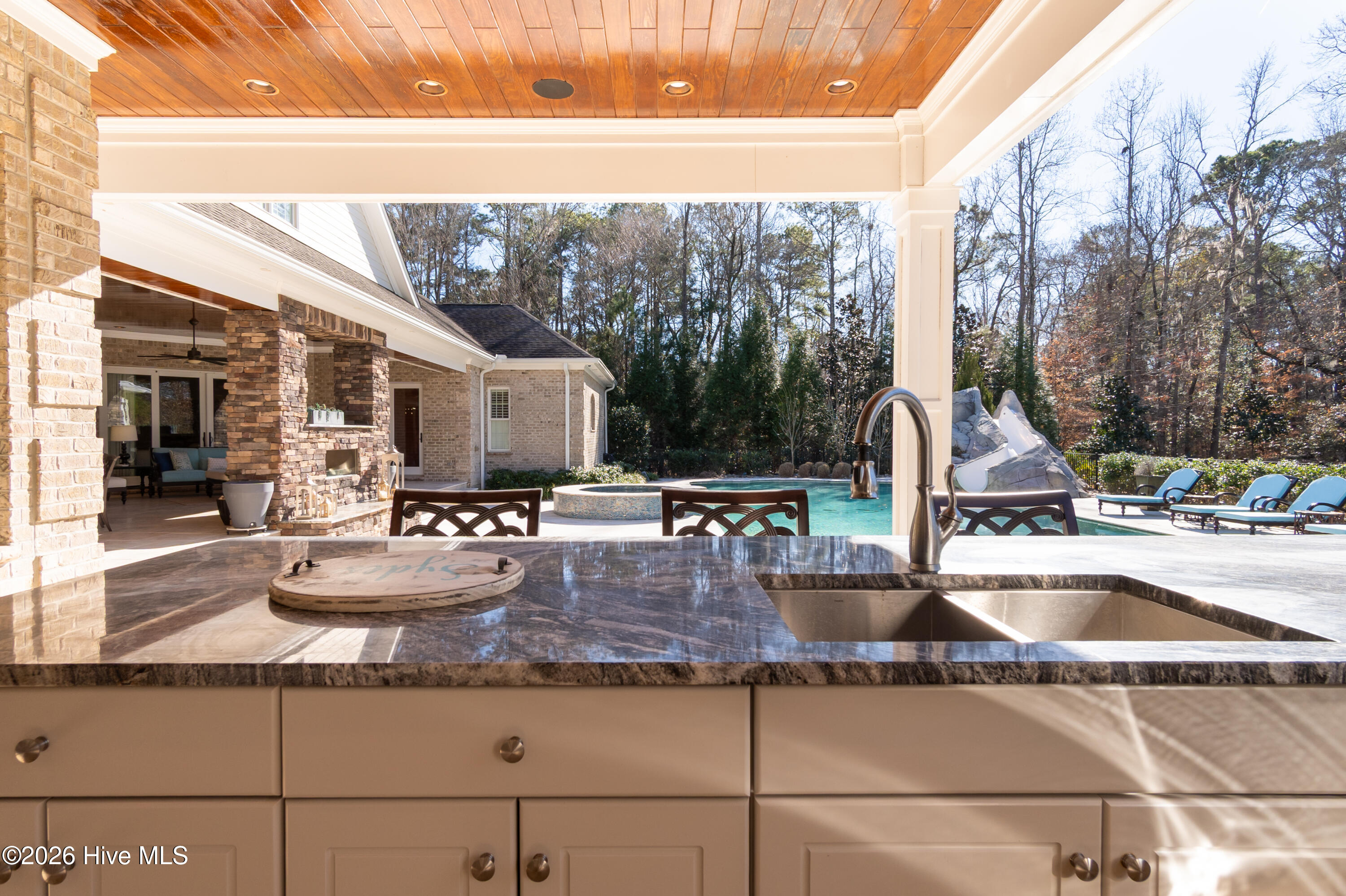 100550947 | Photo 113