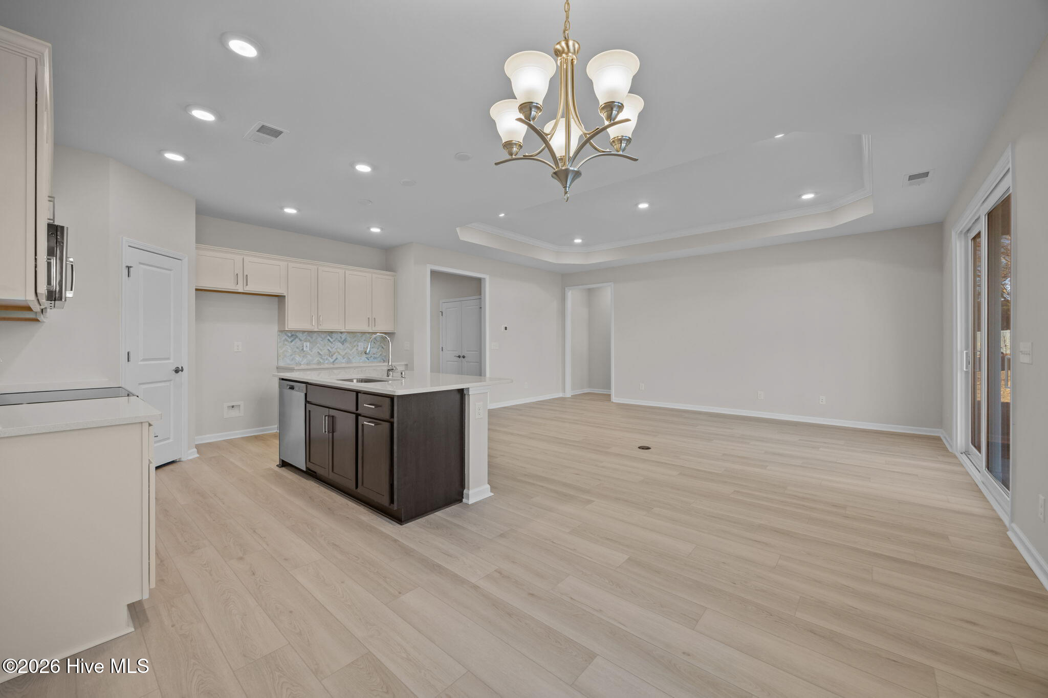 100509950 | Photo 10