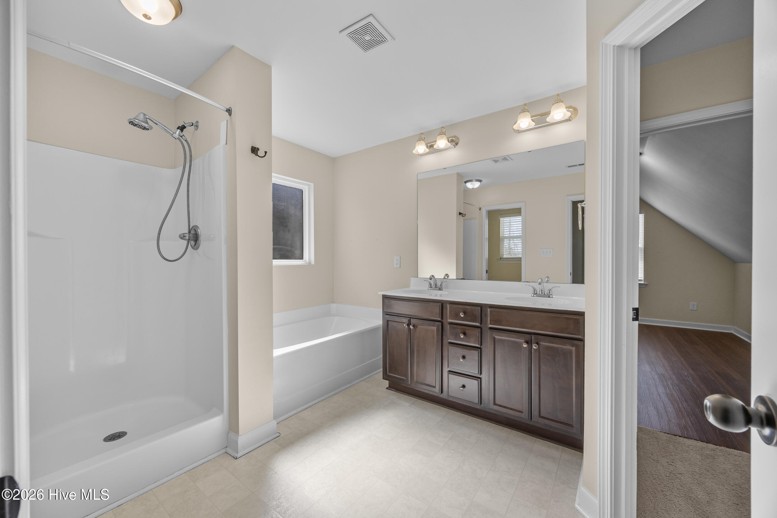 100553929 | Photo 23