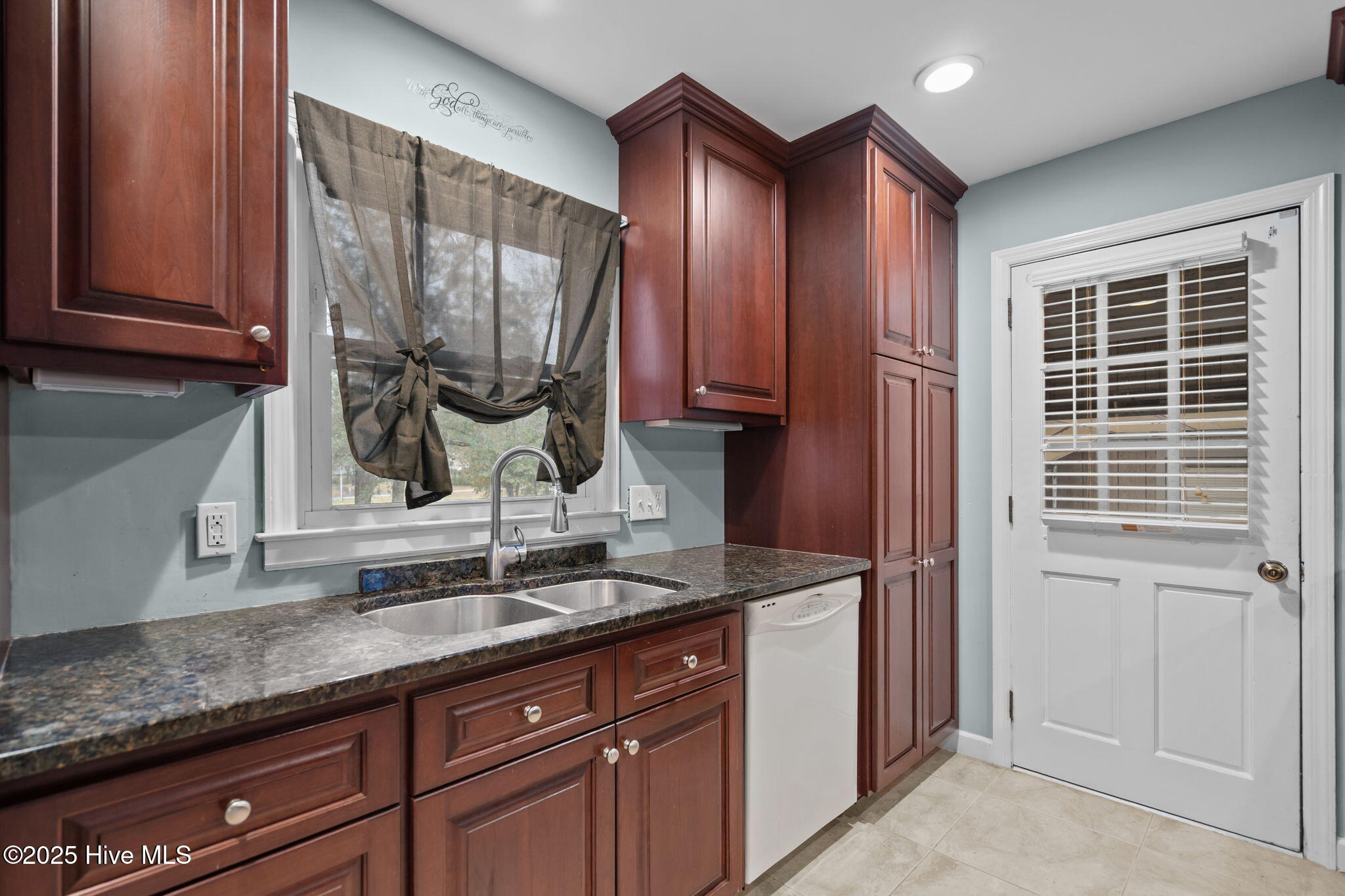 100542917 | Photo 35