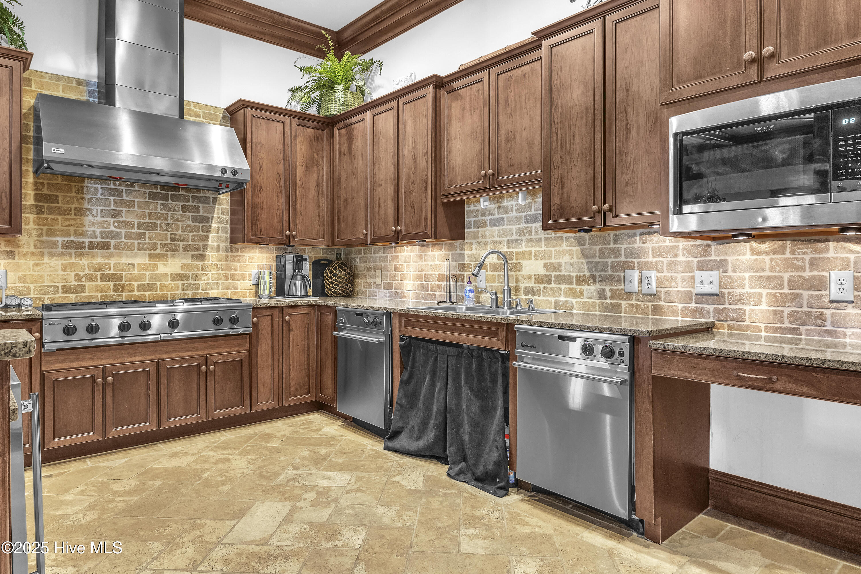 100541571 | Photo 30