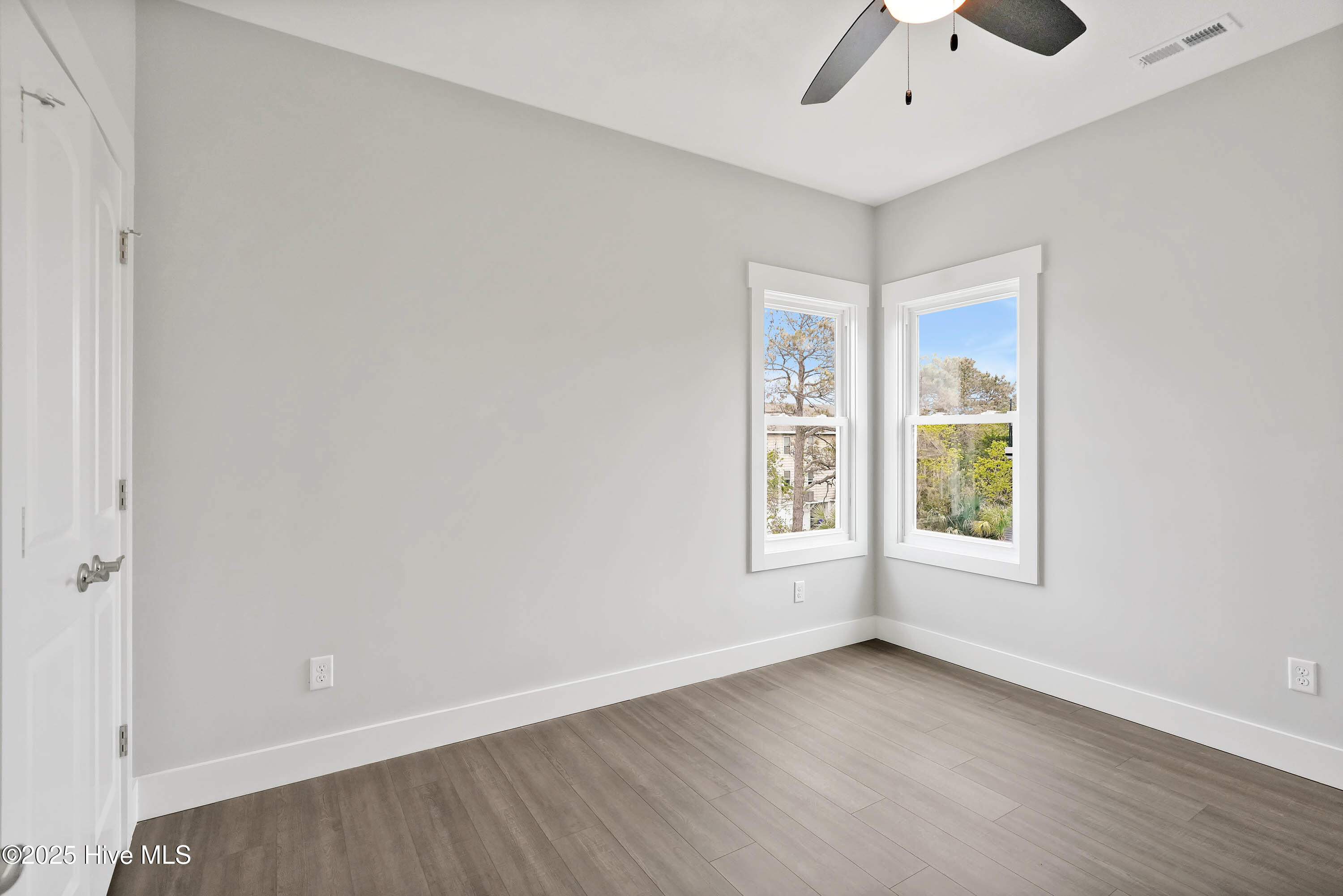 100540463 | Photo 18