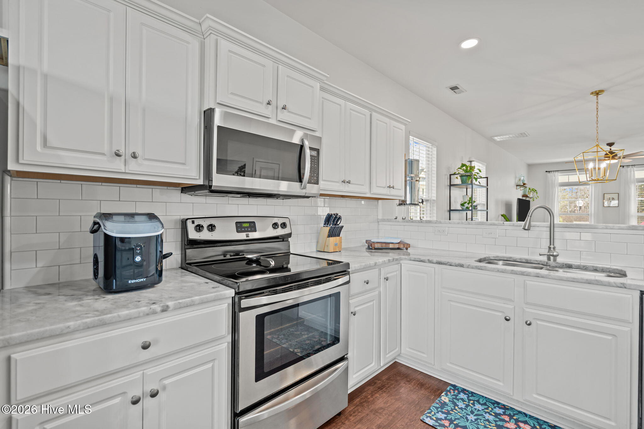 100560922 | Photo 18