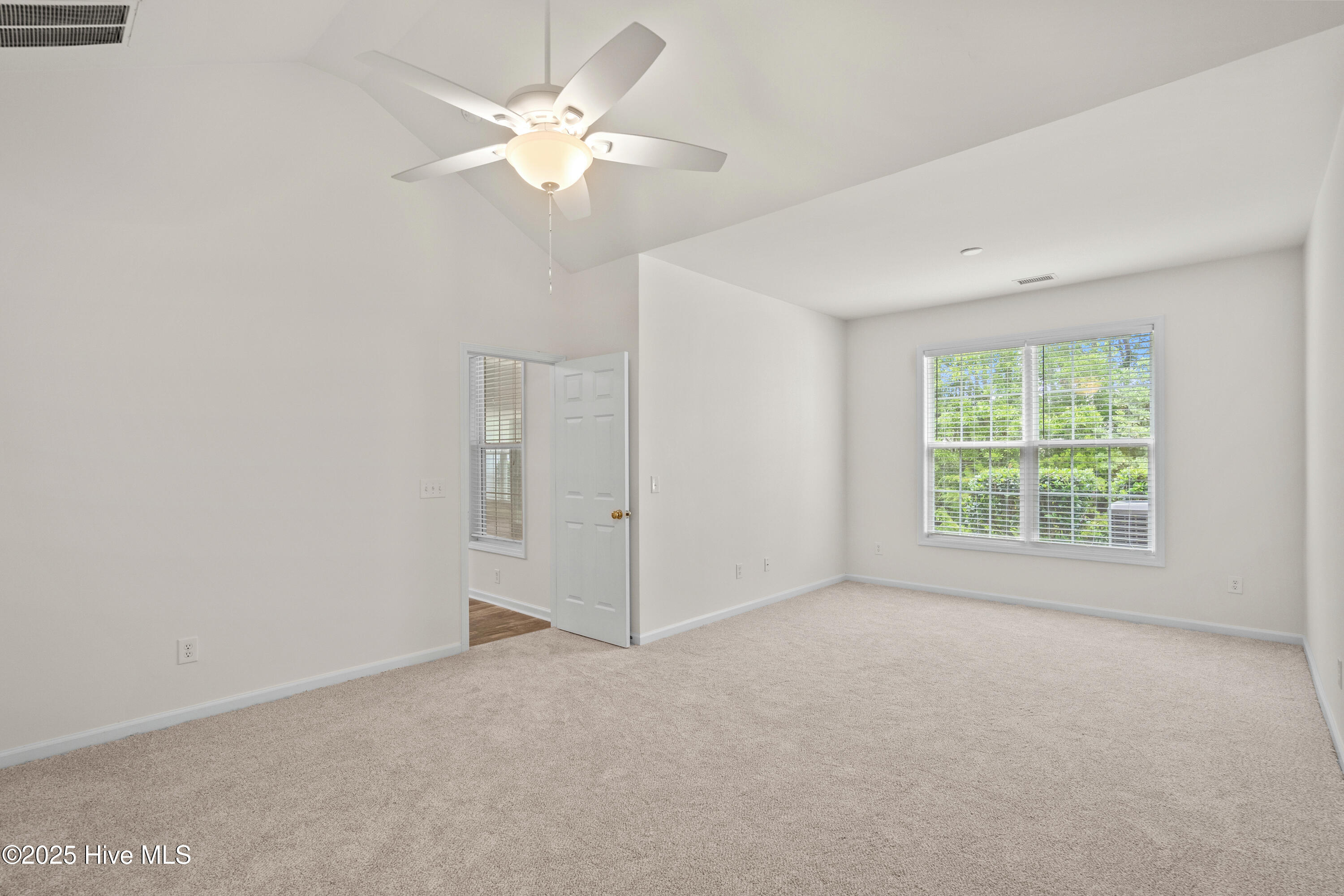 100543792 | Photo 16