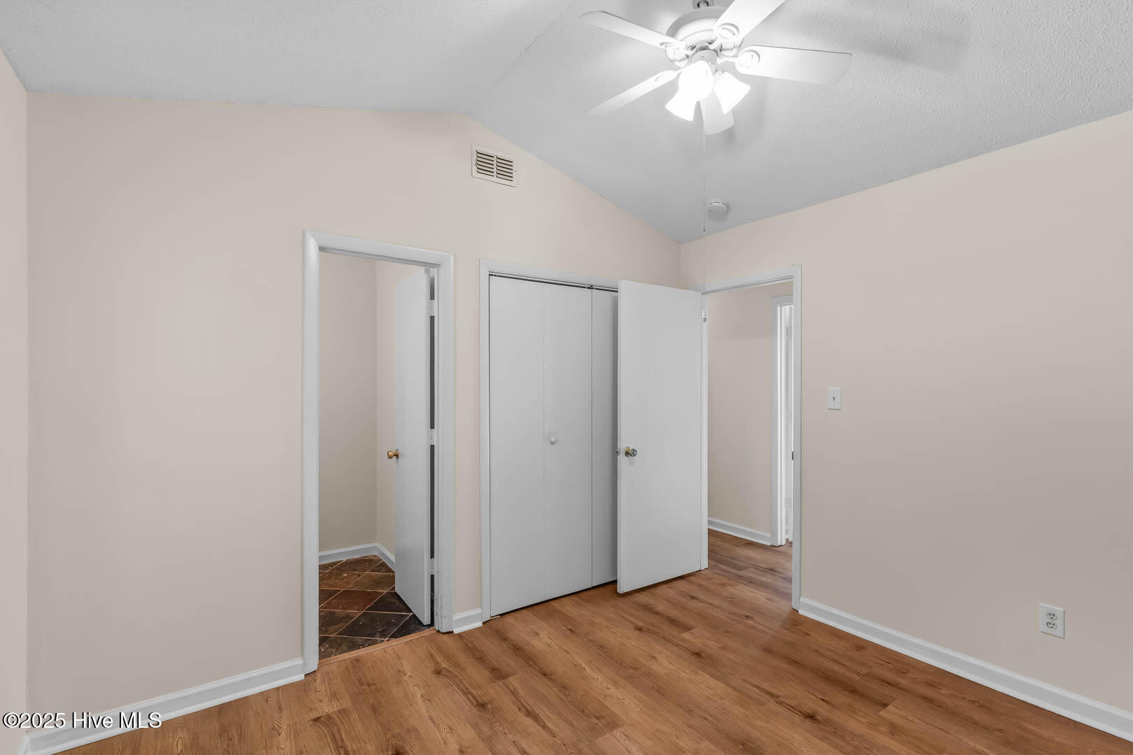 100540593 | Photo 27