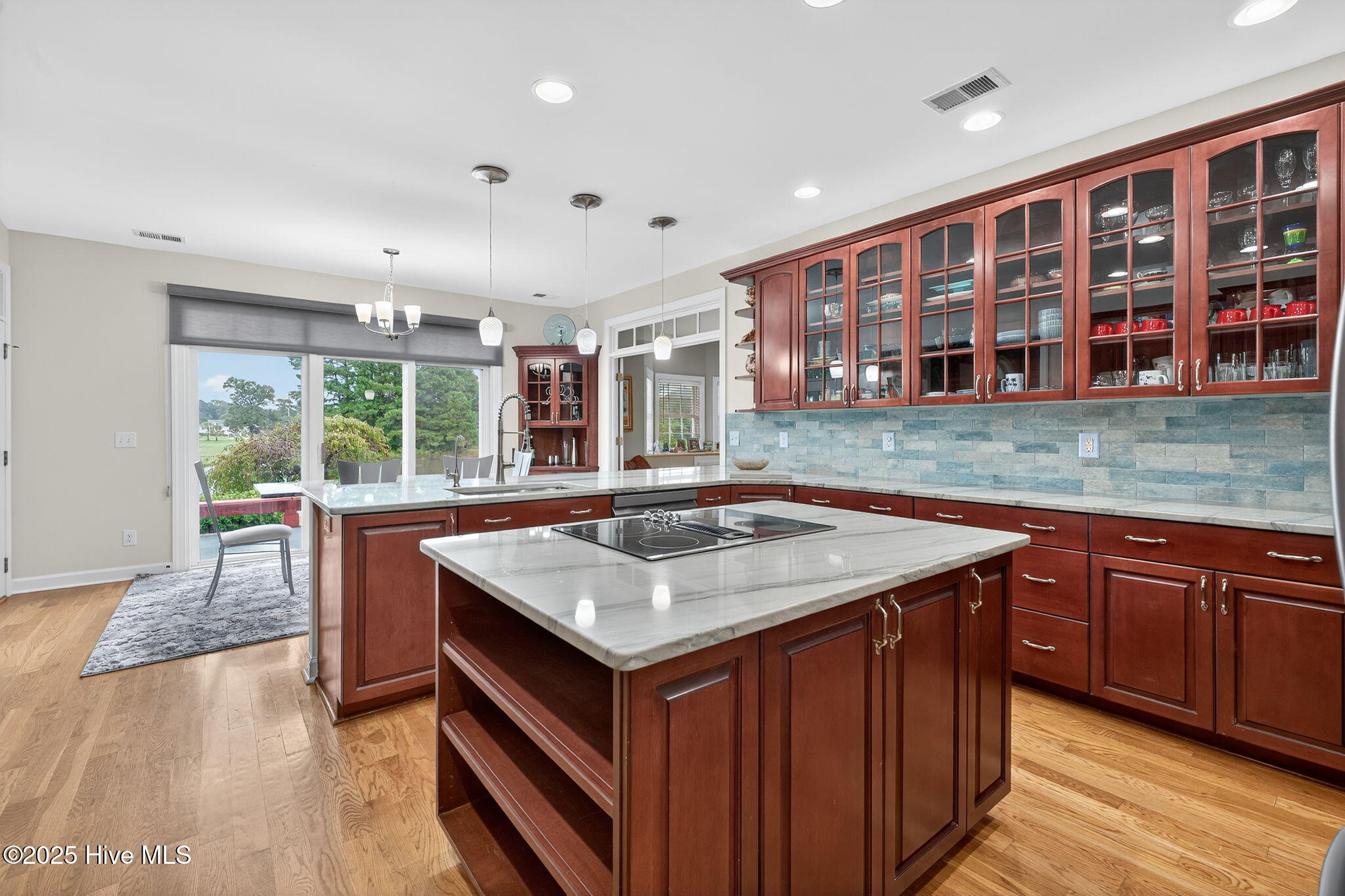 100522503 | Photo 18