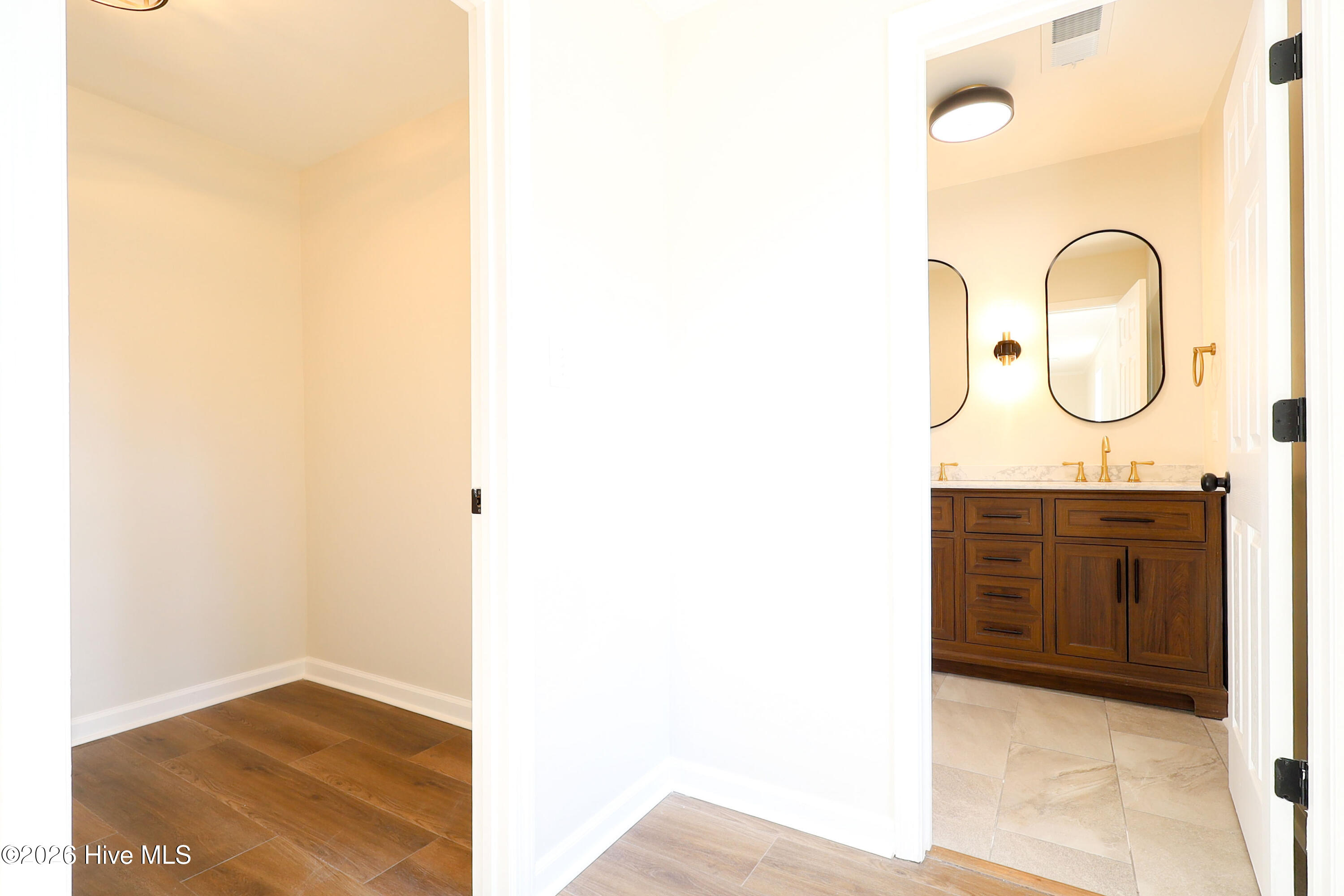 100556838 | Photo 30