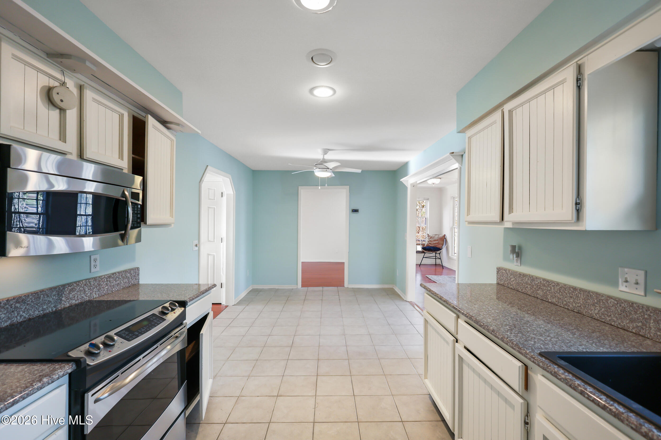 100521049 | Photo 23