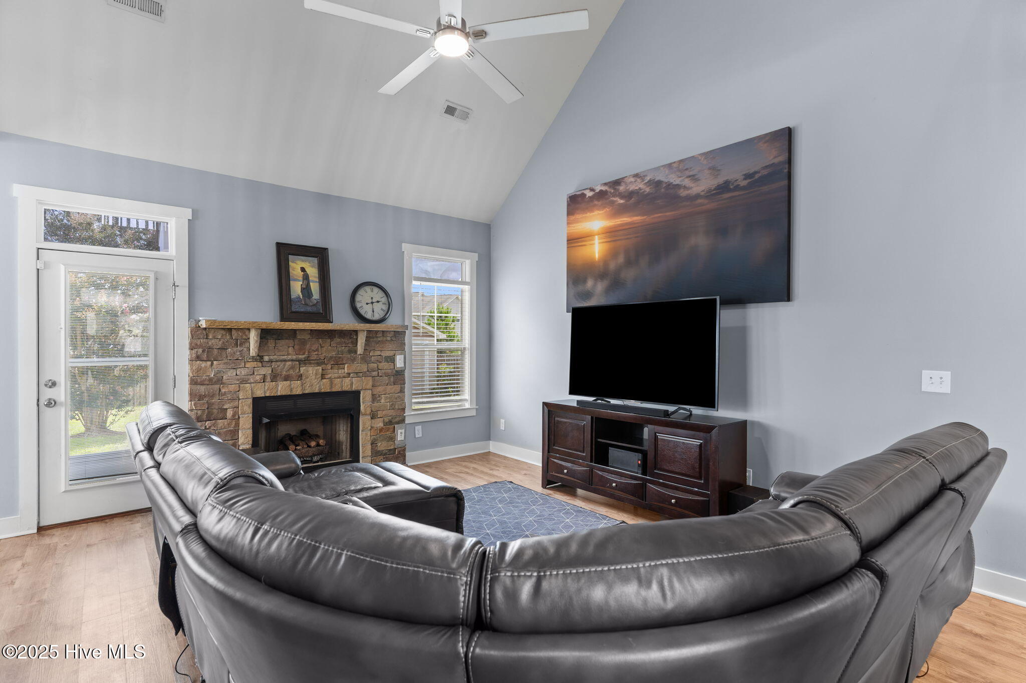 100519611 | Photo 35