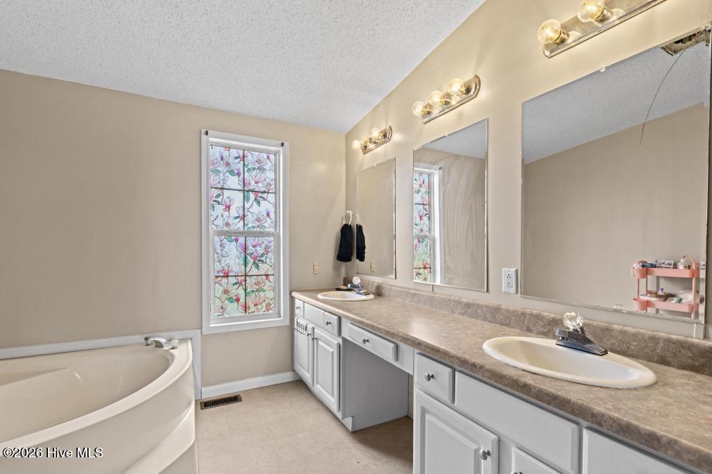 100561746 | Photo 27