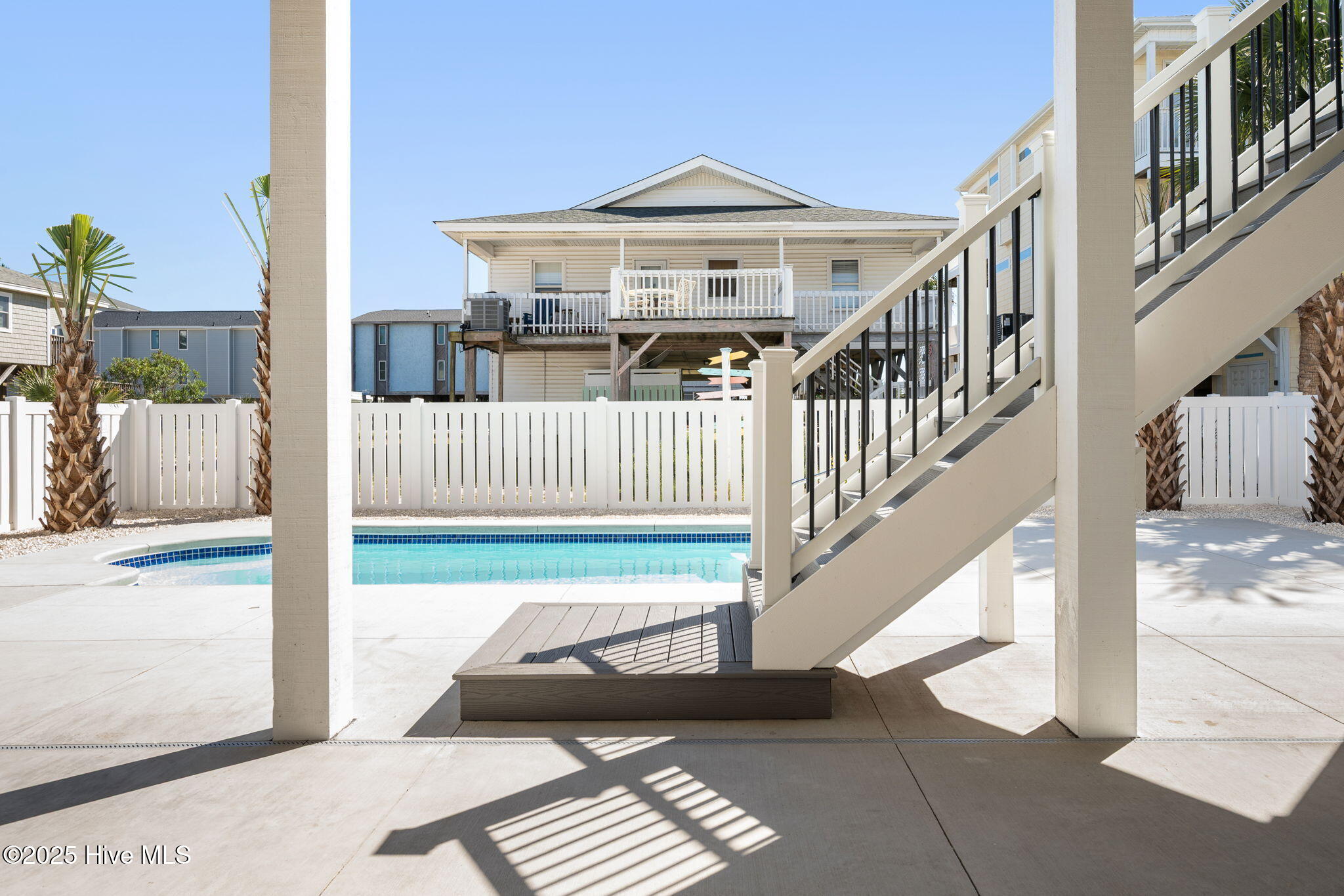 100525403 | Photo 43