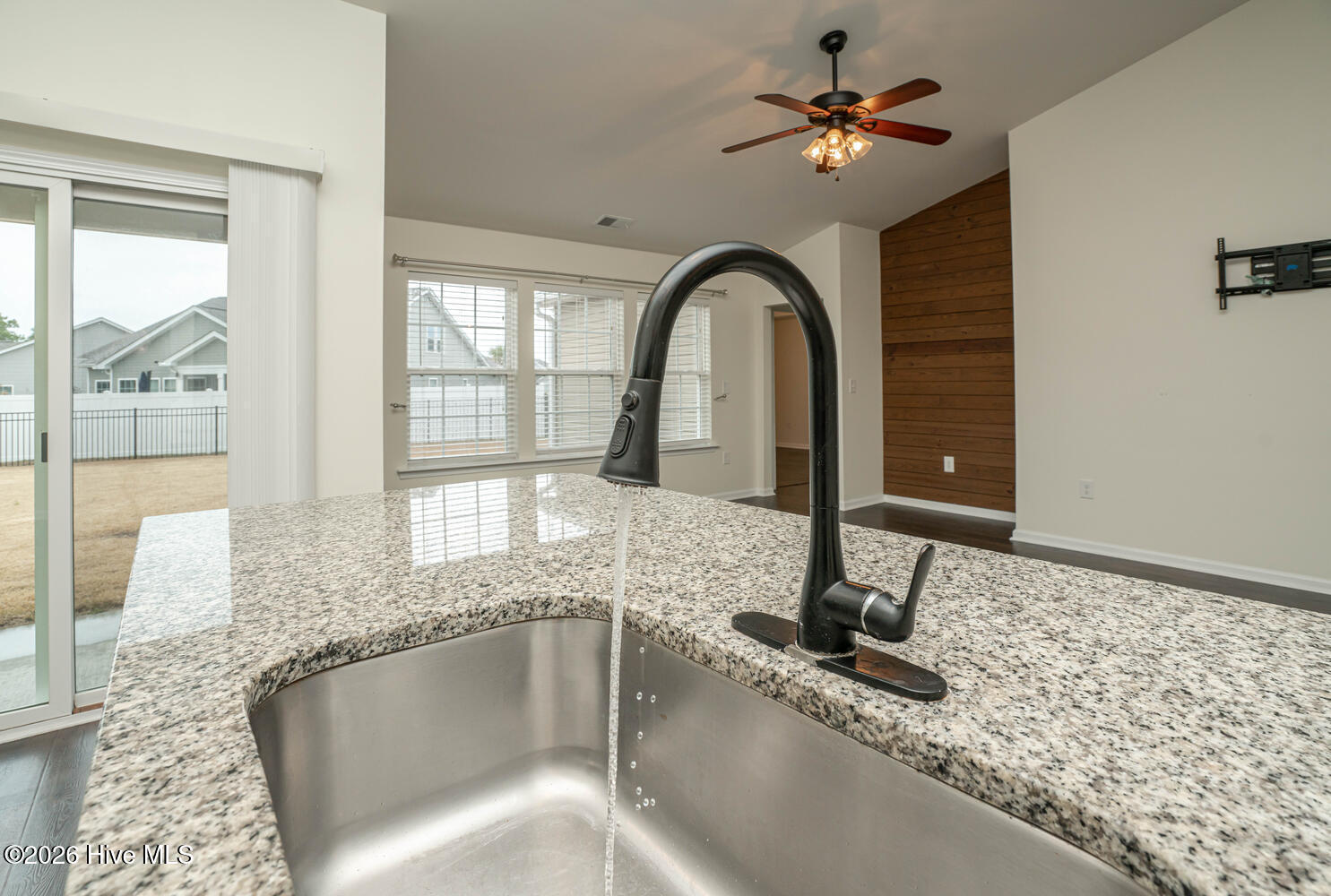 100556684 | Photo 15