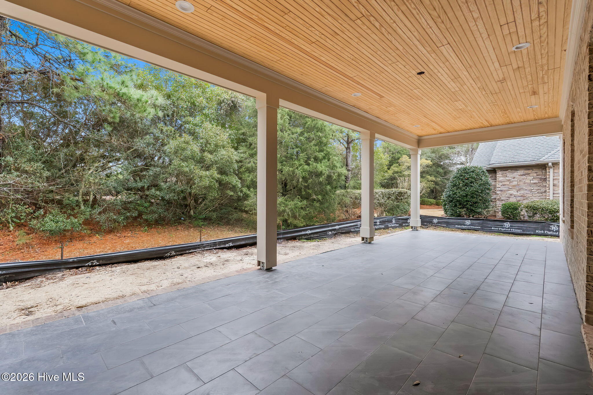 100568131 | Photo 14