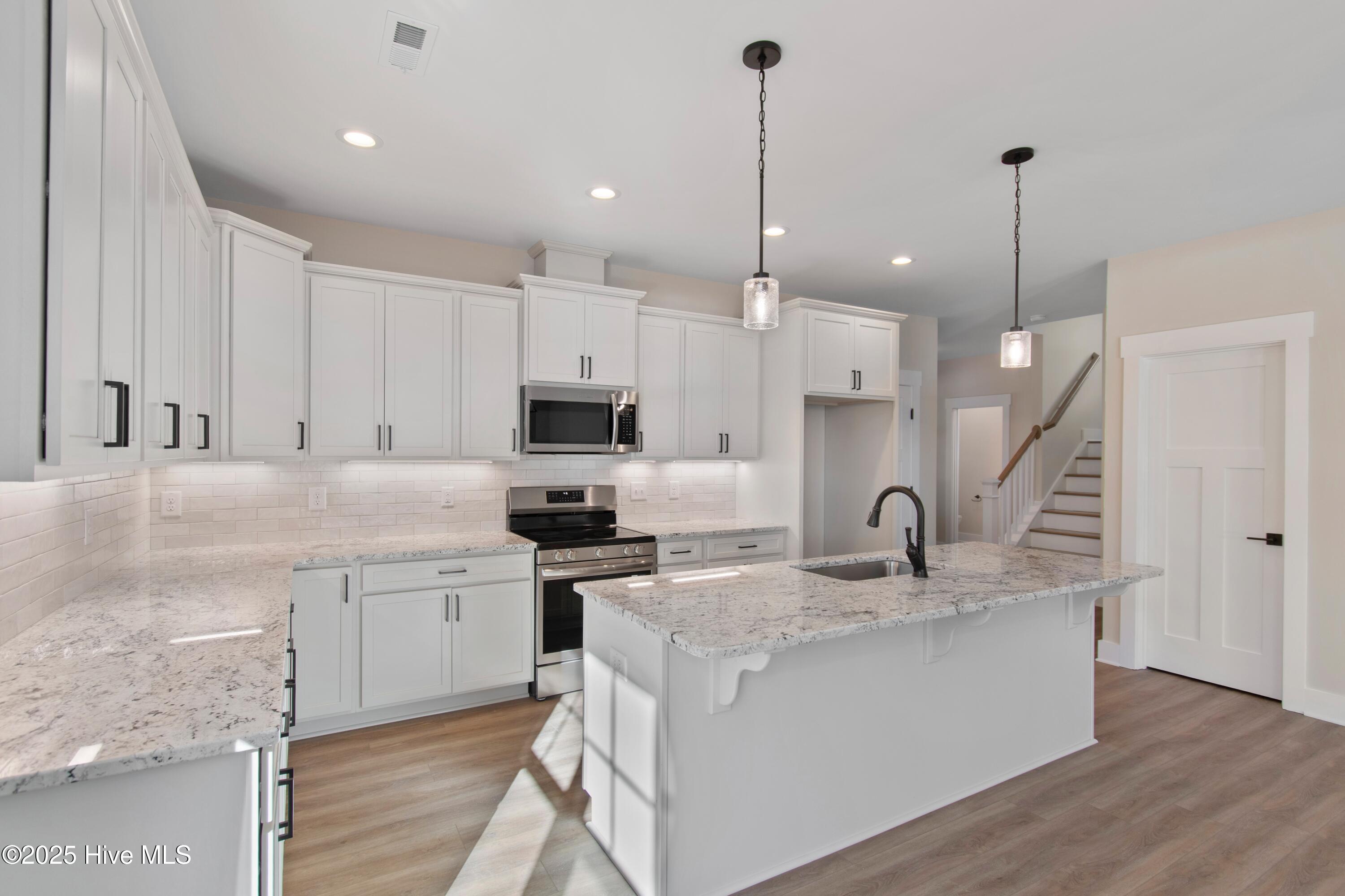 100520444 | Photo 15