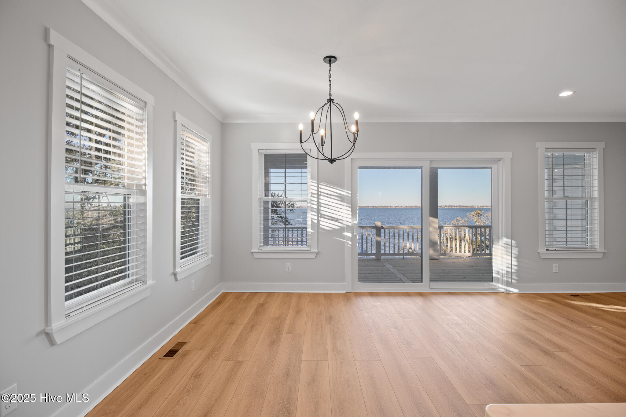 100545975 | Photo 16