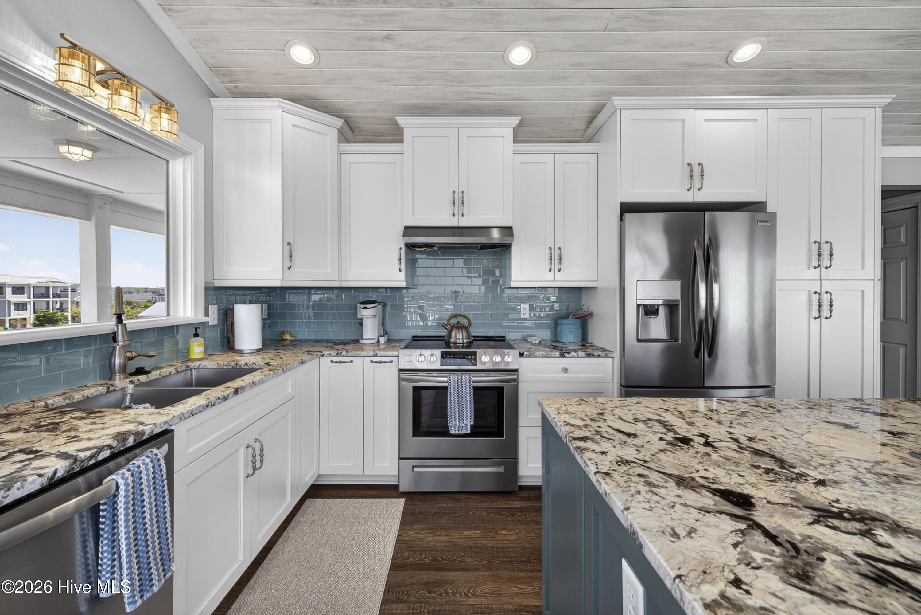 100568247 | Photo 18