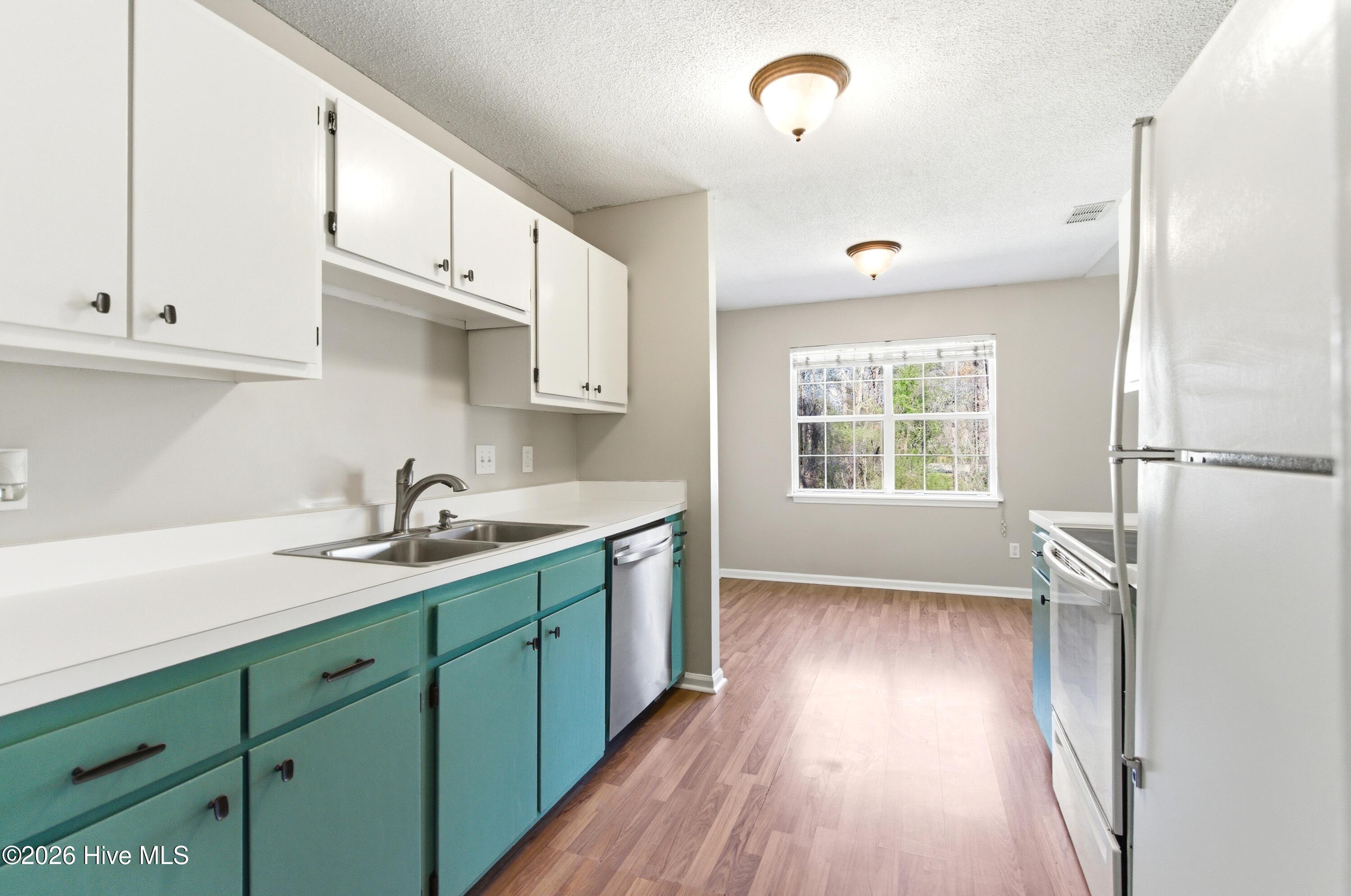 100561176 | Photo 23