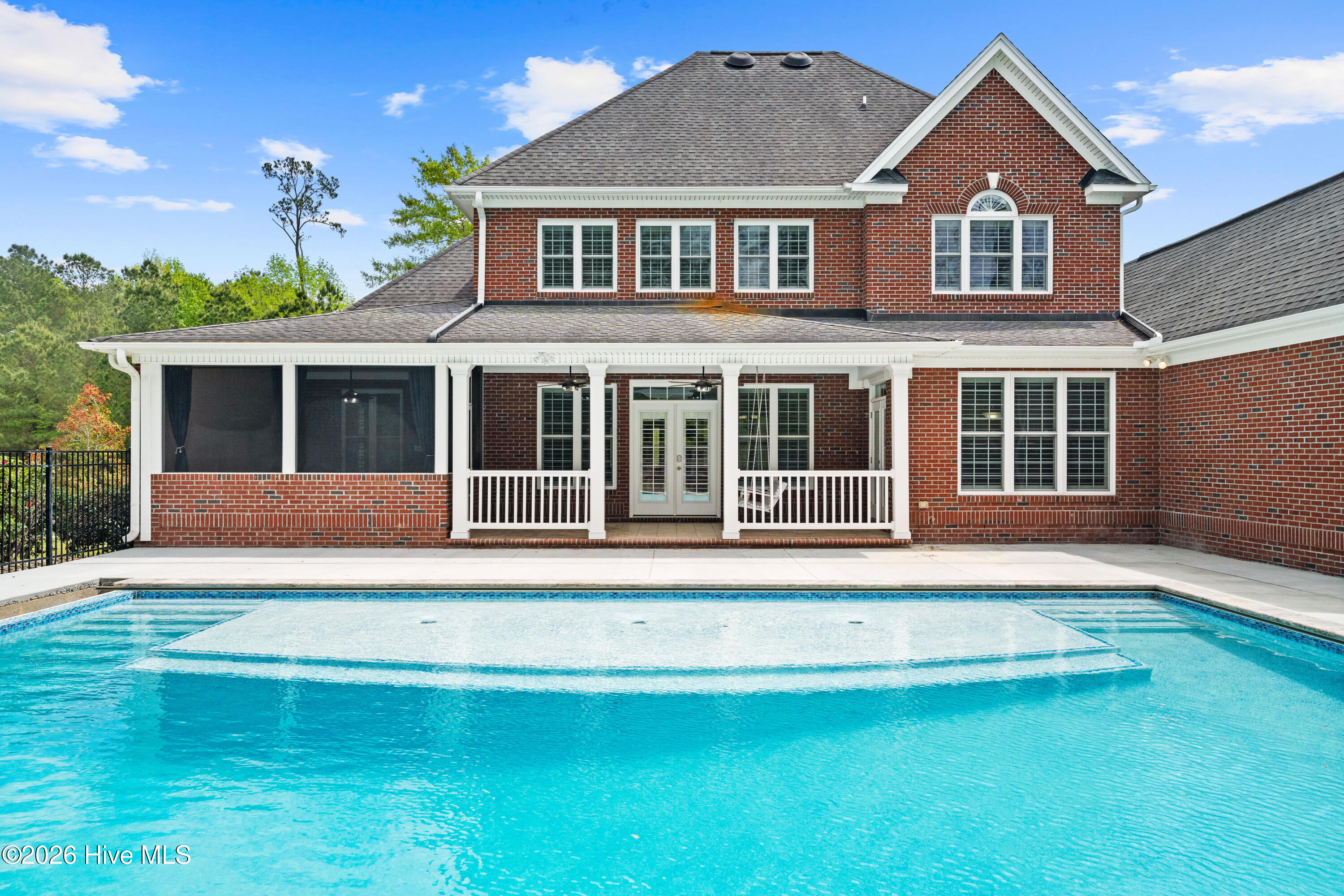 100565289 | Photo 68