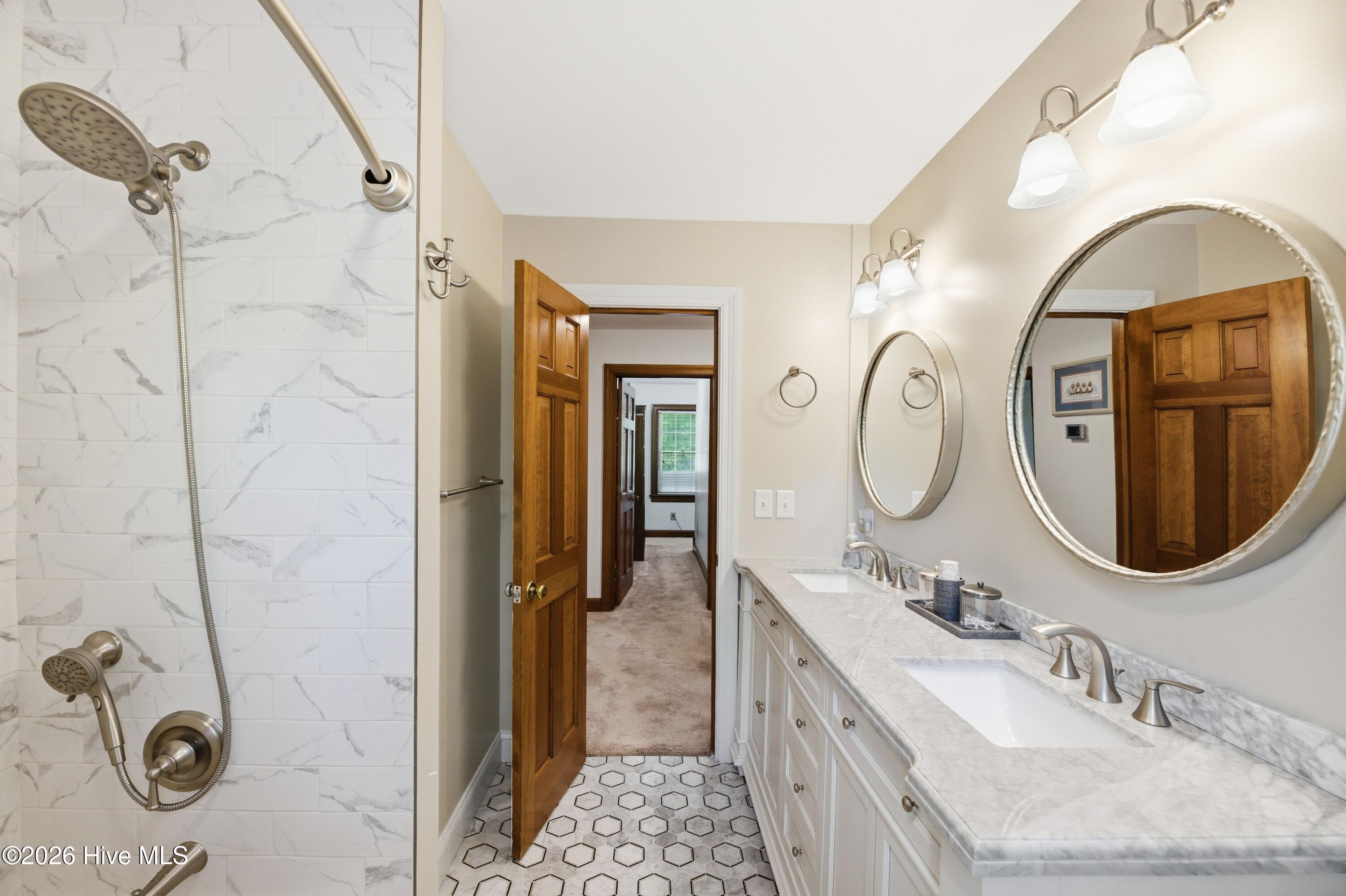 100566267 | Photo 30