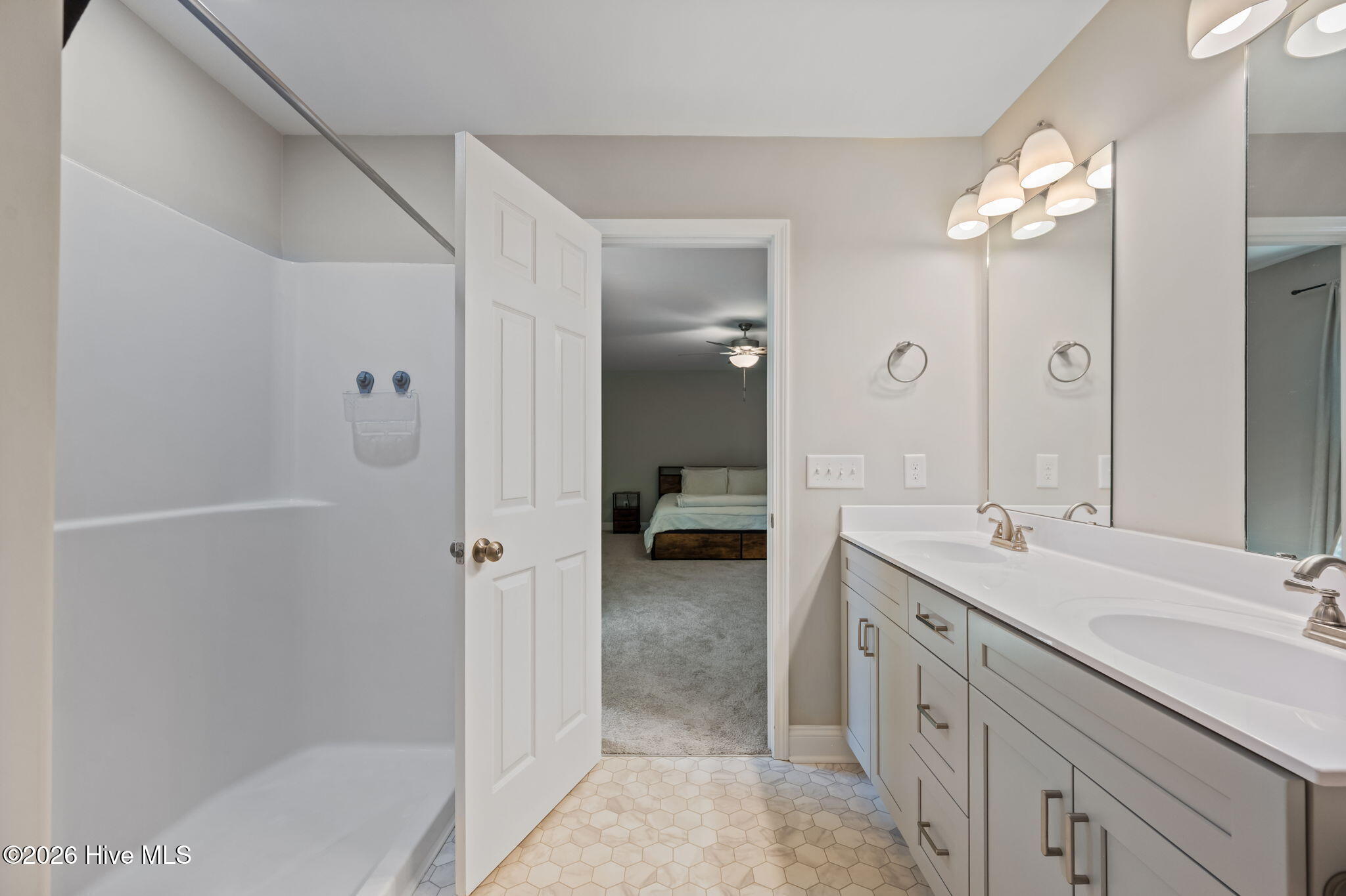 100560857 | Photo 25