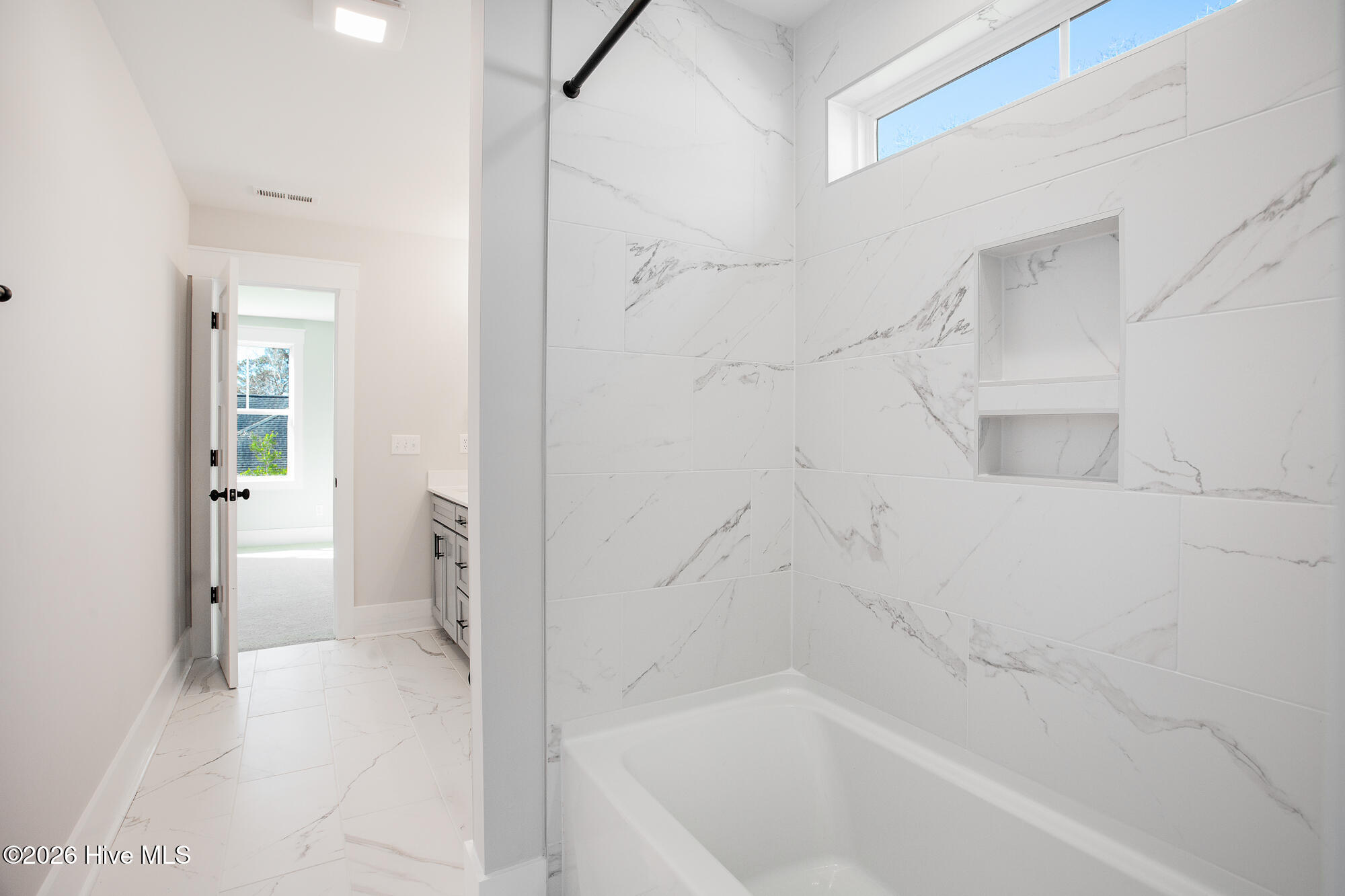 100564009 | Photo 29