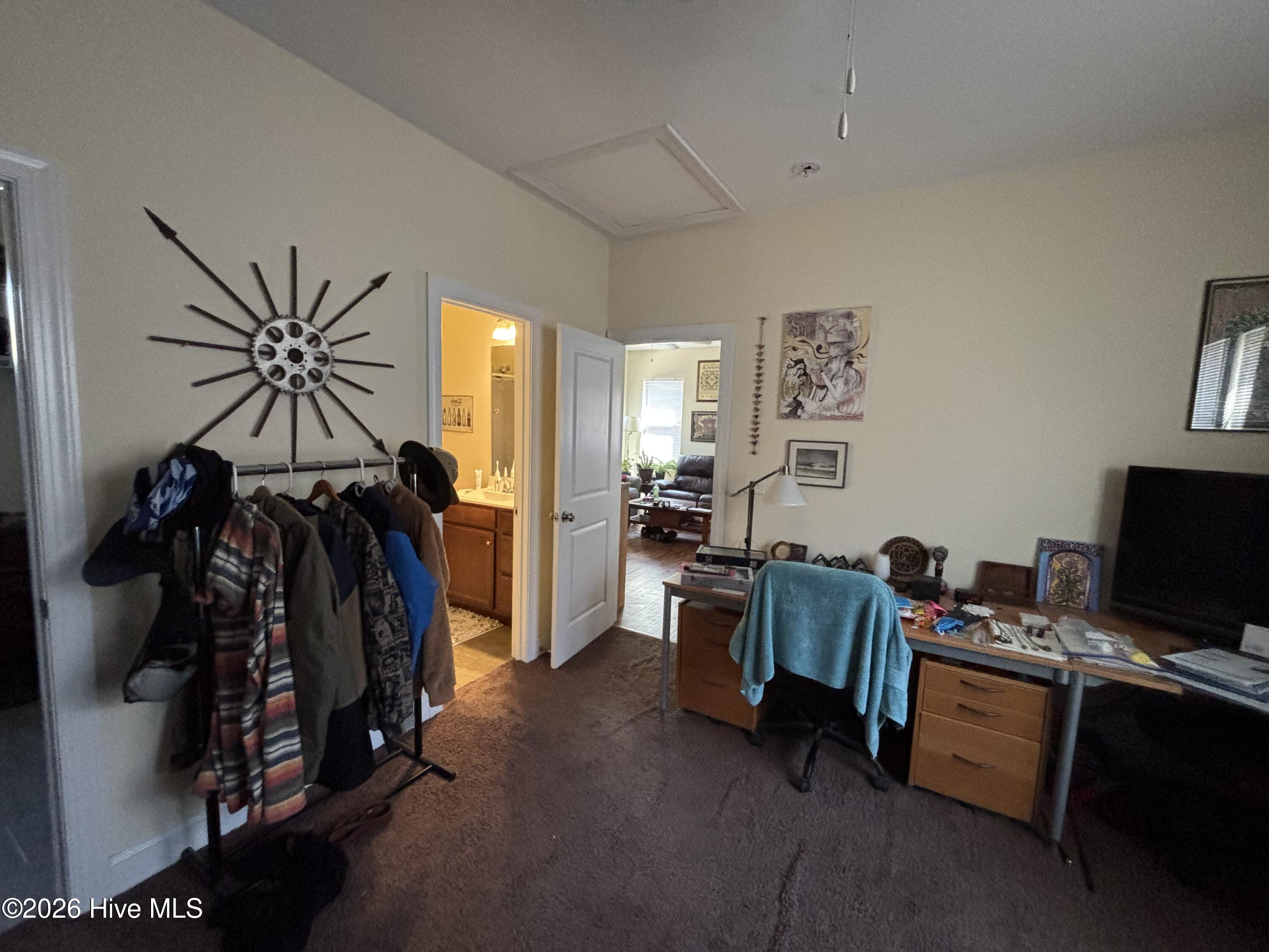 100561004 | Photo 35