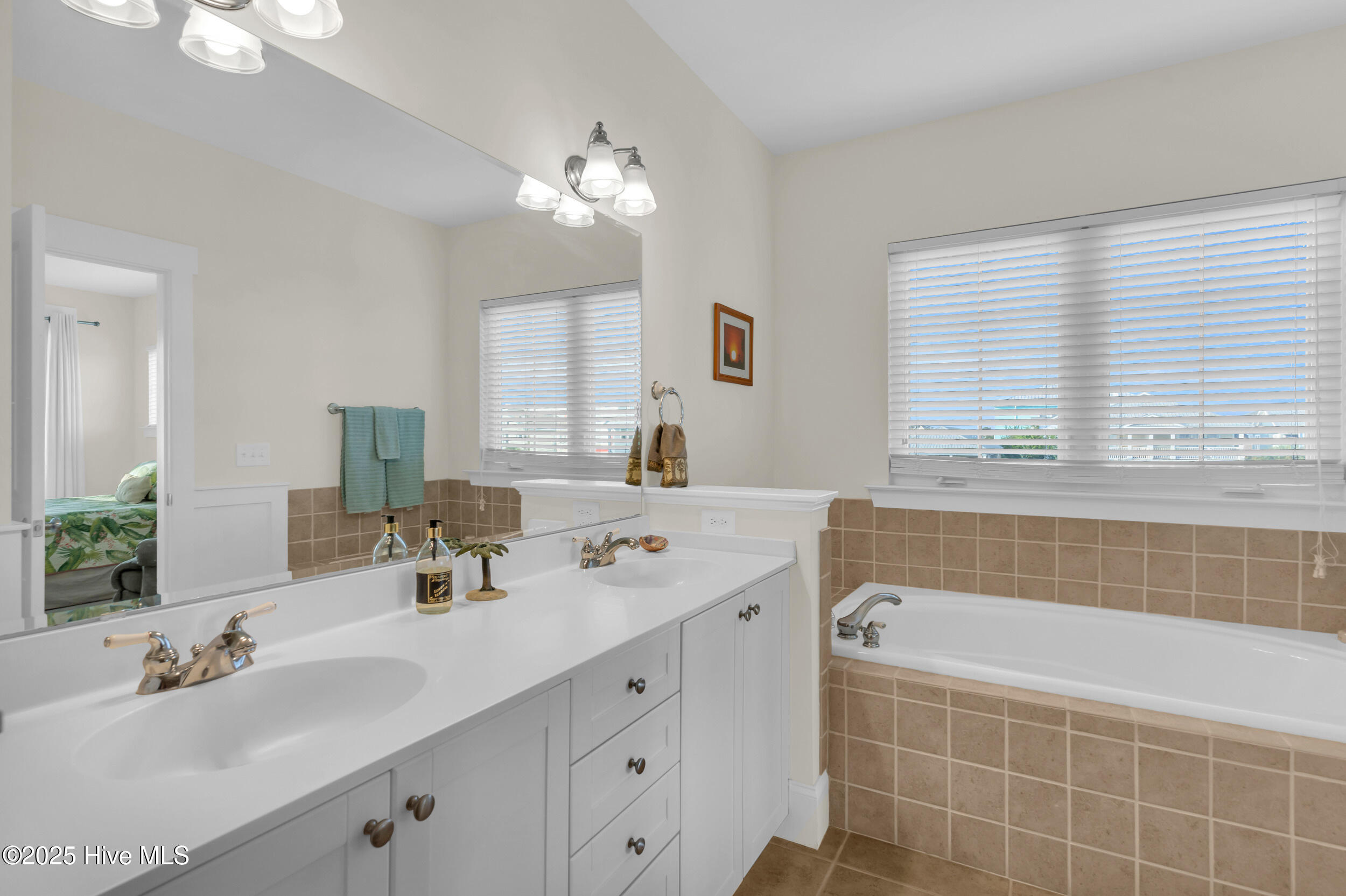 100530363 | Photo 24