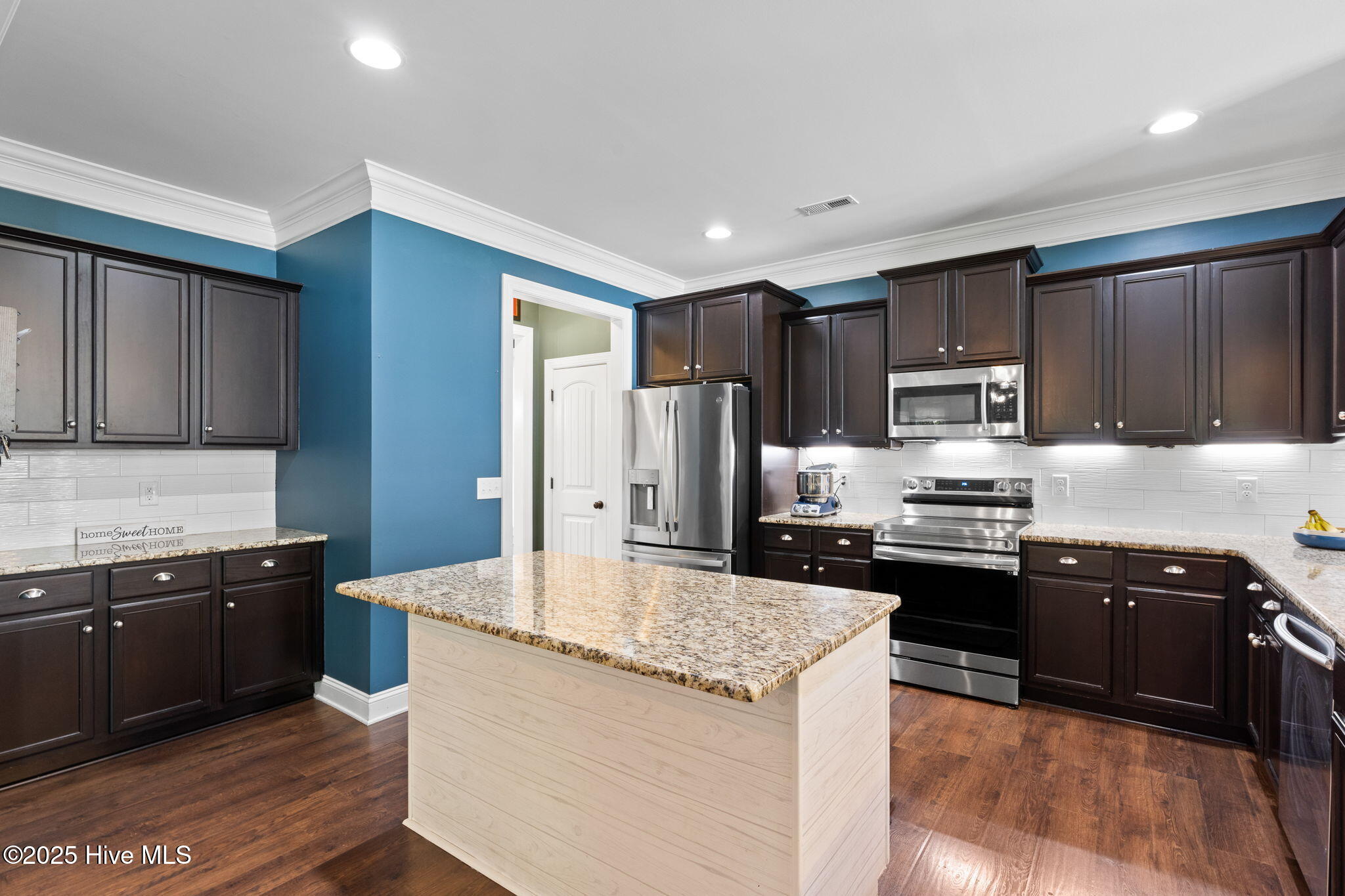 100521115 | Photo 16