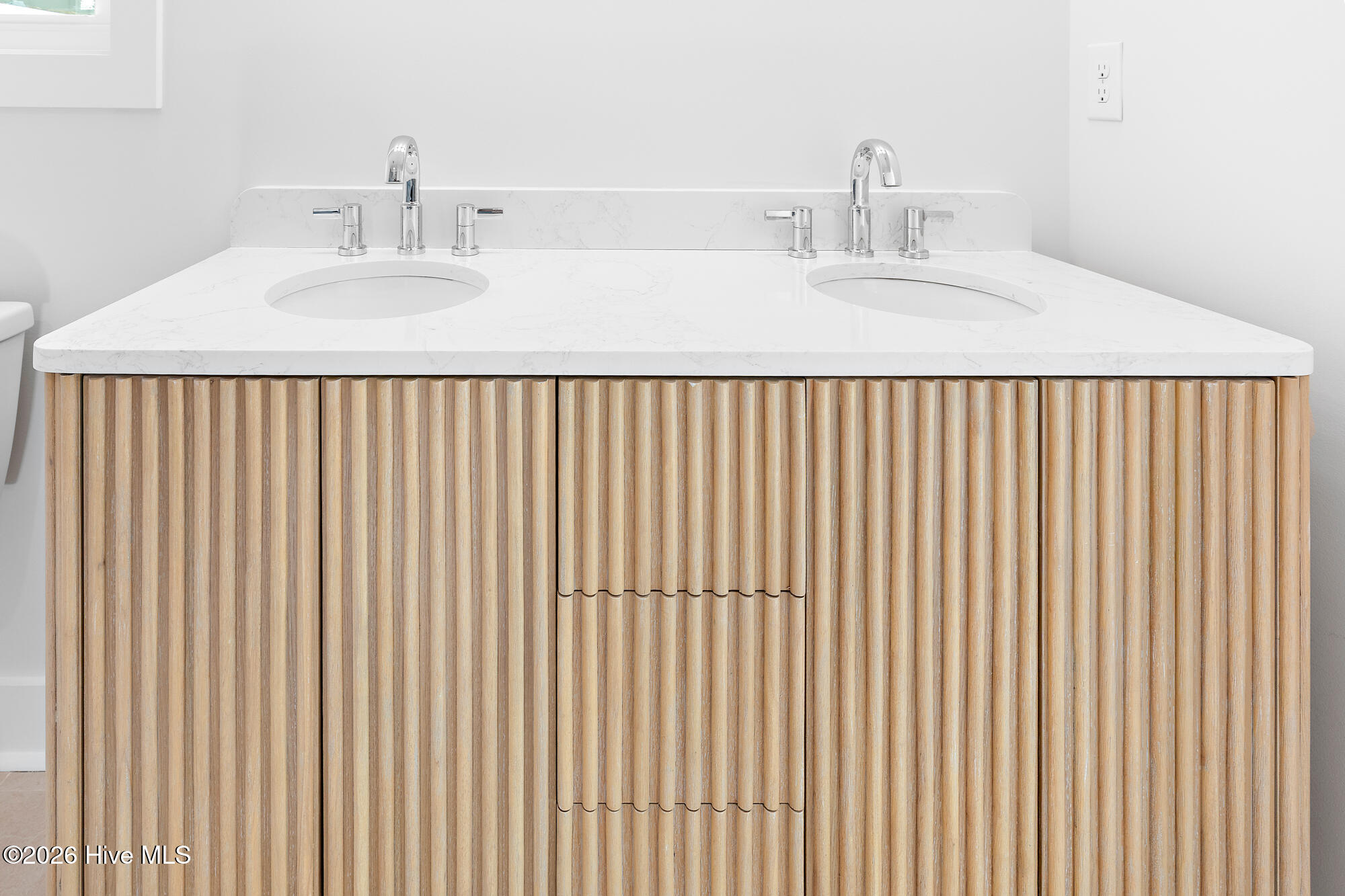 100547169 | Photo 25