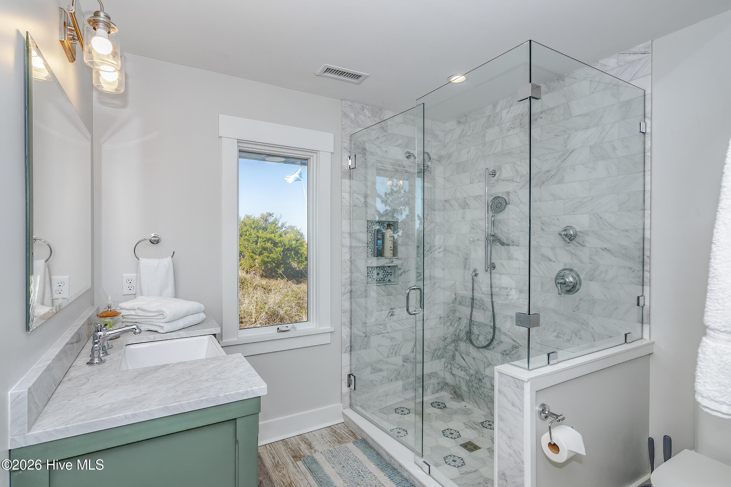 100560271 | Photo 42