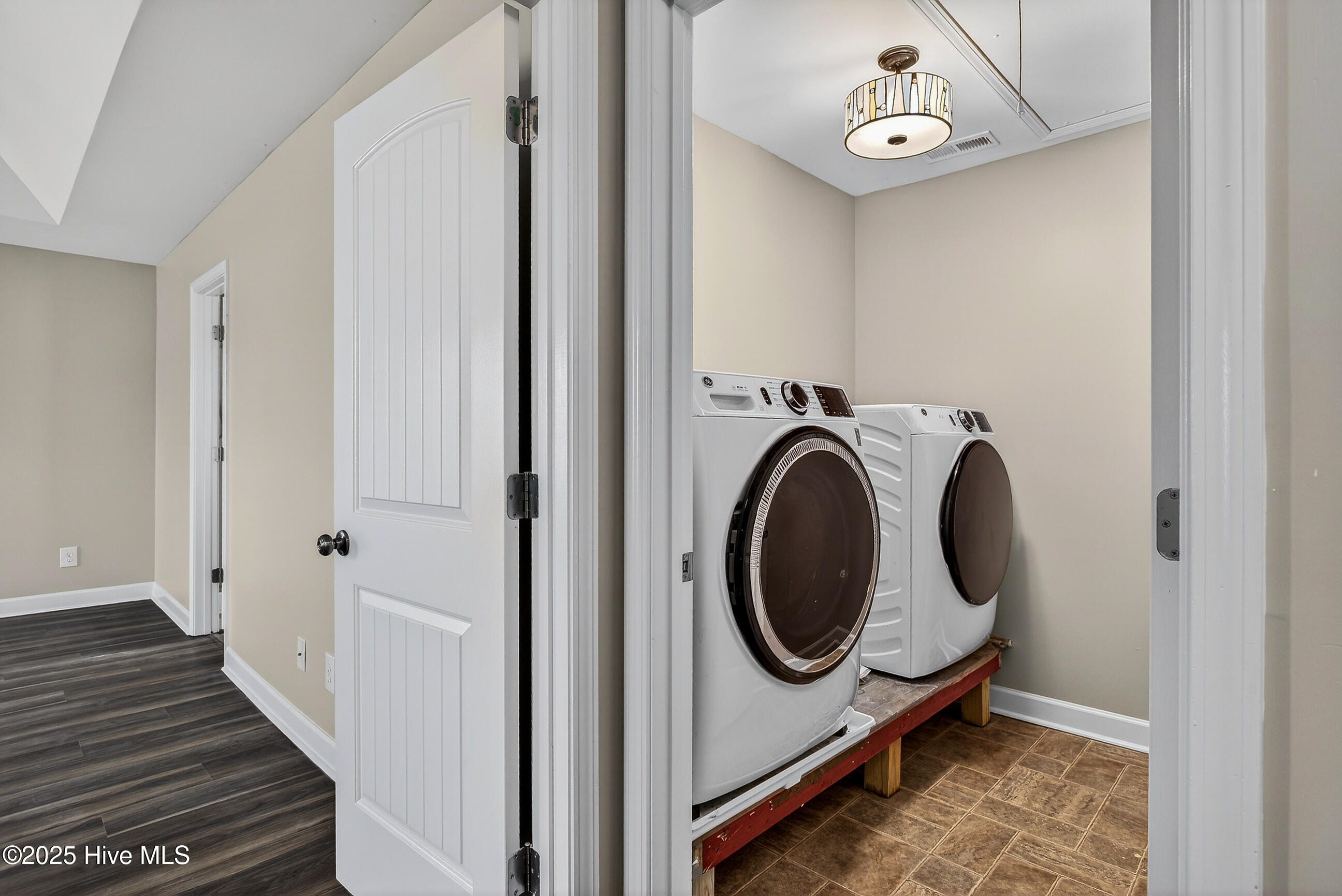 100547089 | Photo 22