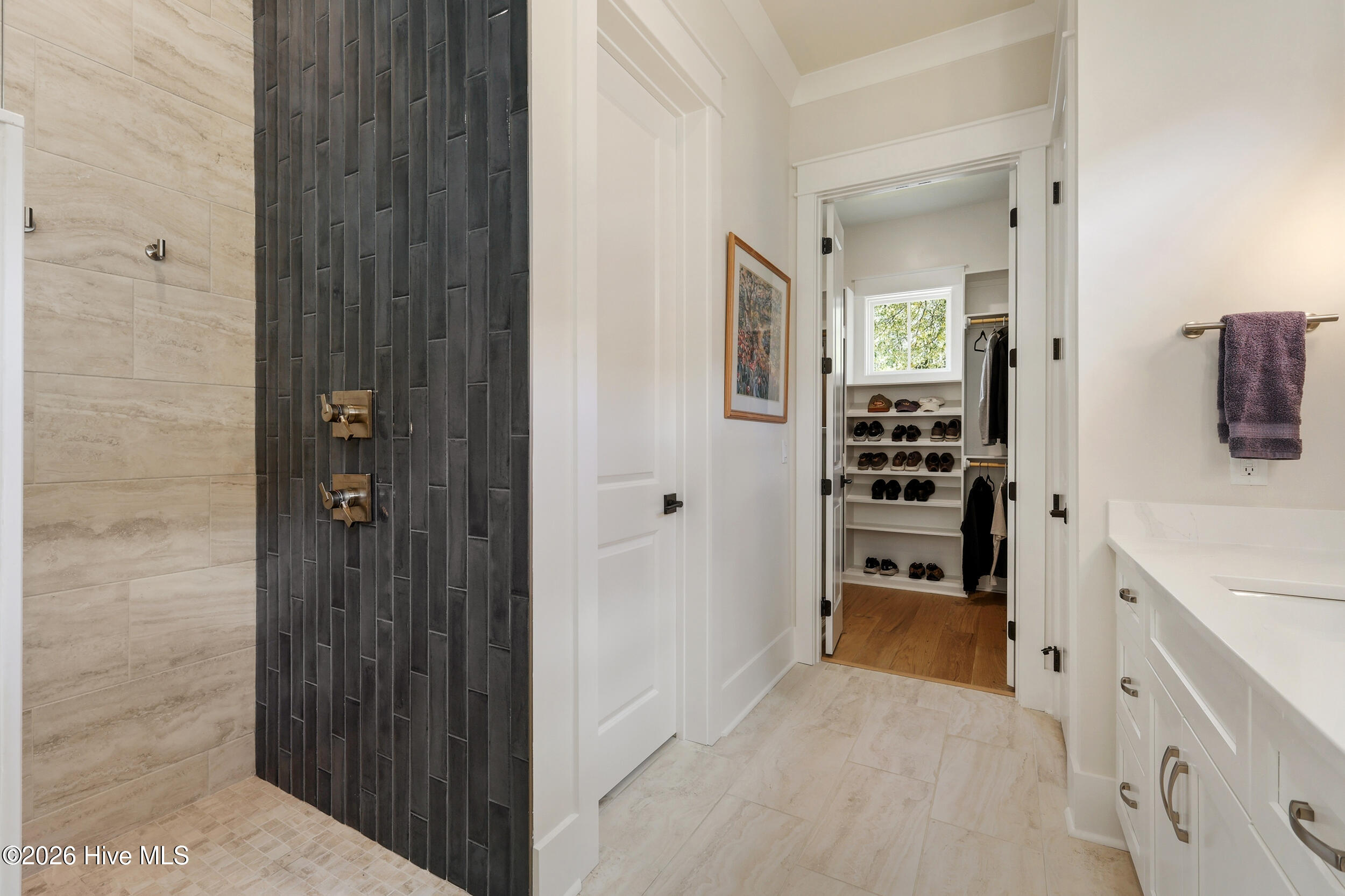 100566937 | Photo 38