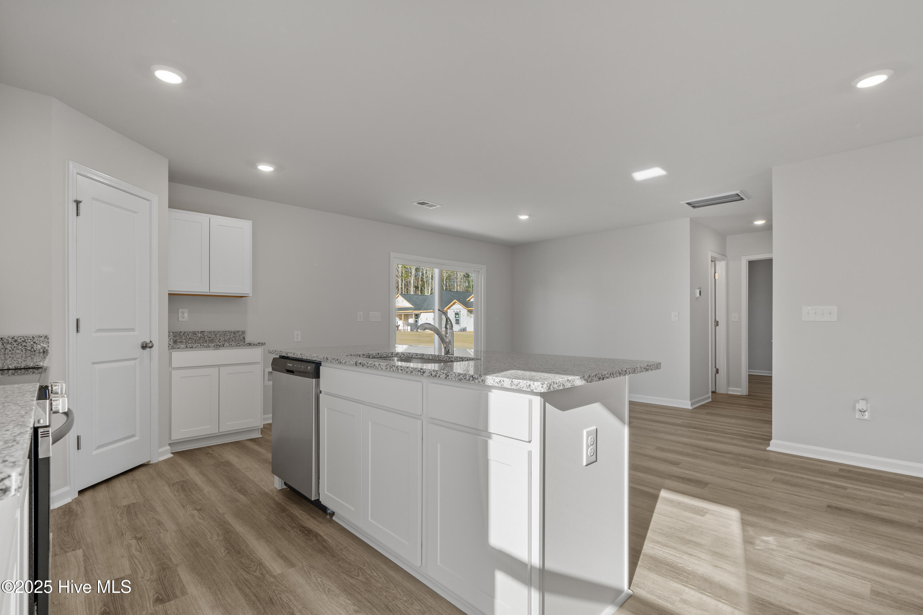 100528308 | Photo 12