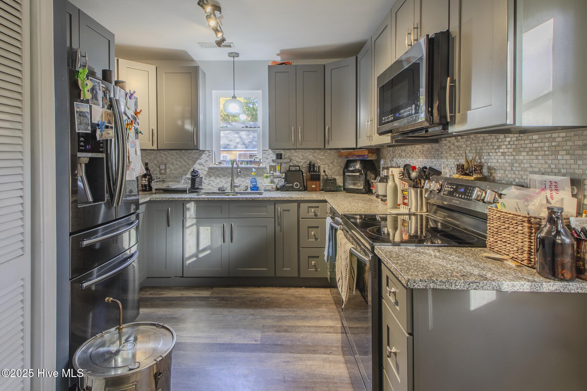 100541041 | Photo 15