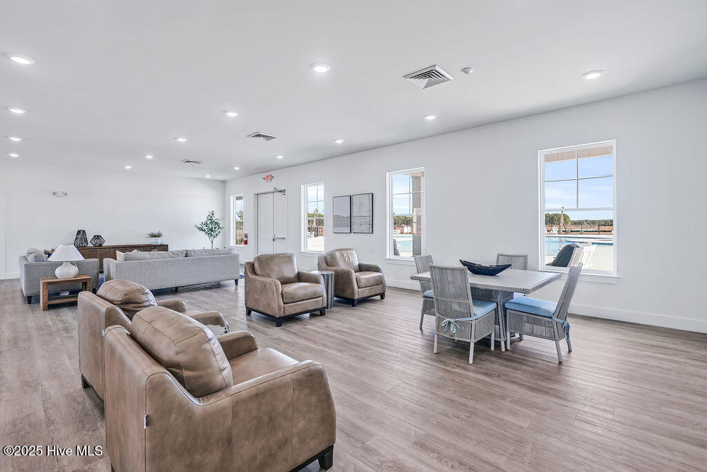 100570601 | Photo 29