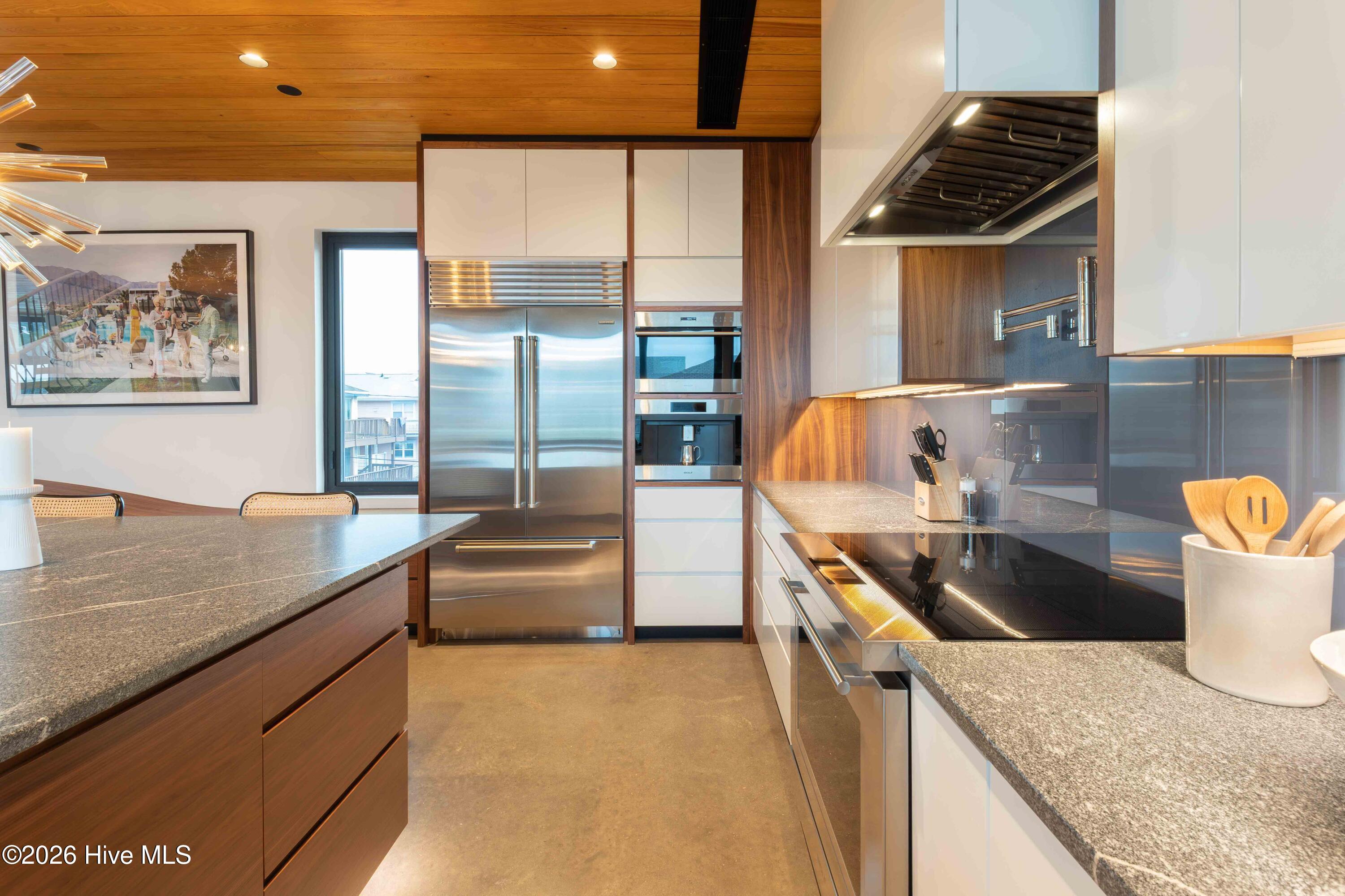 100554163 | Photo 10