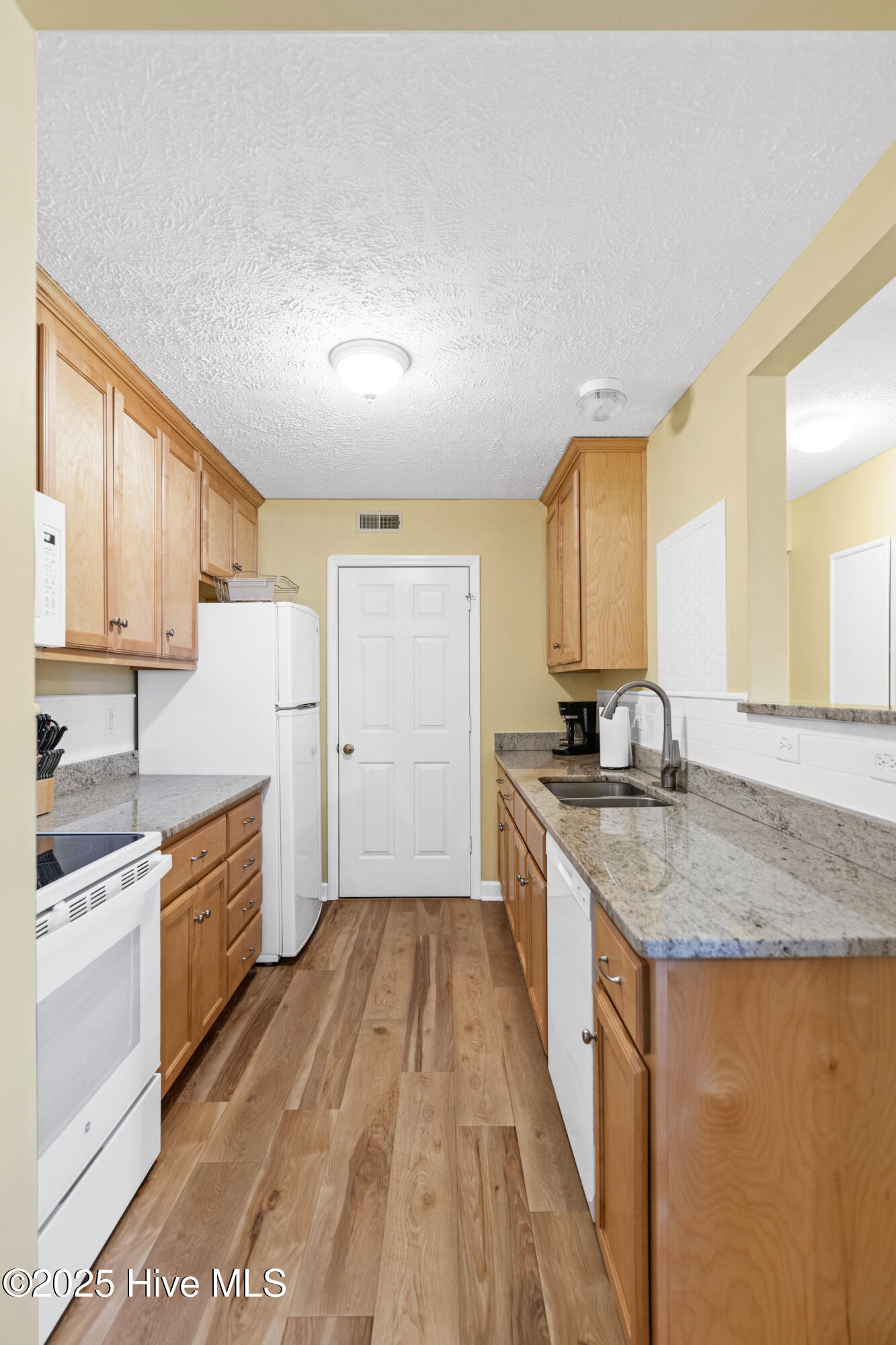 100557763 | Photo 19