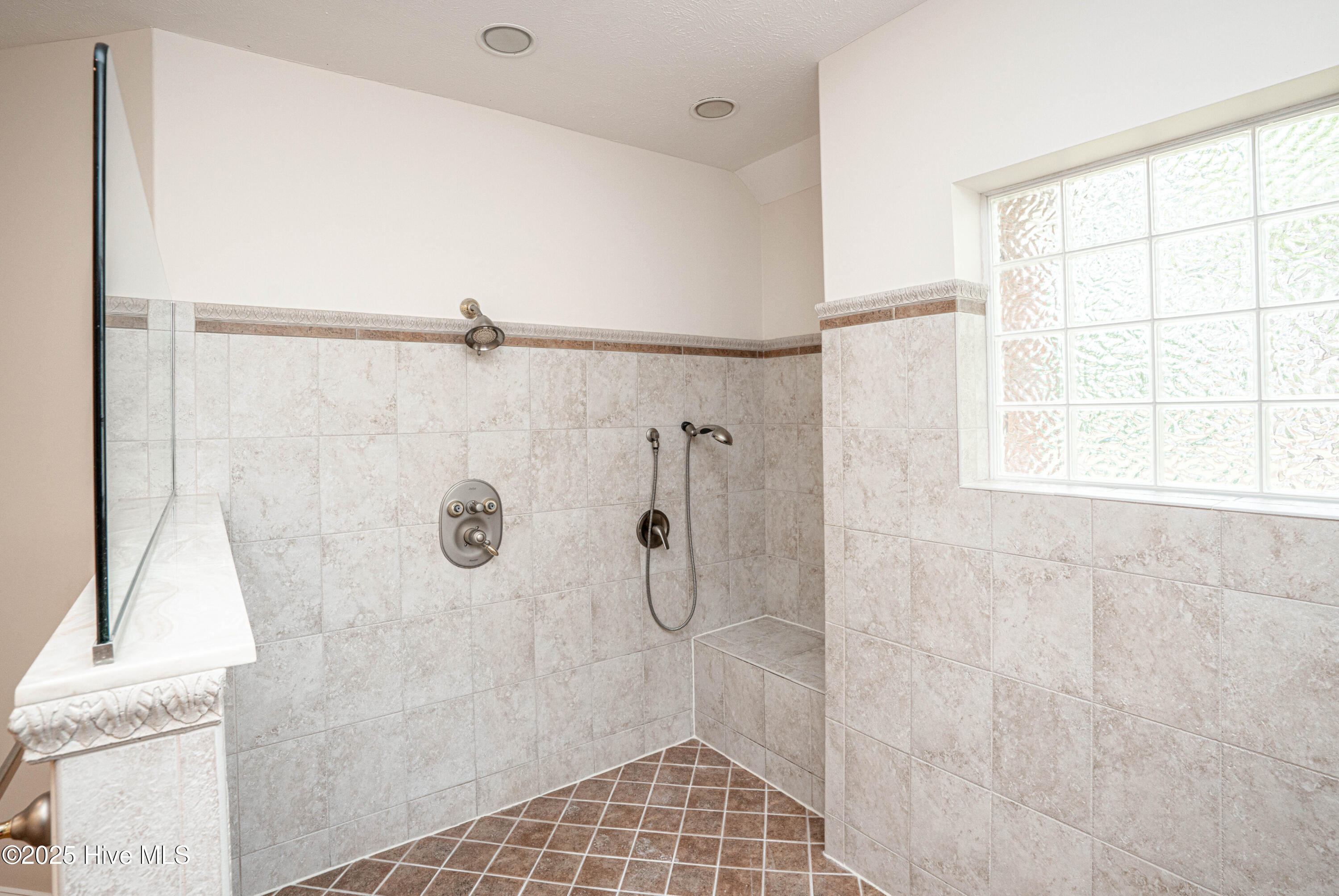 100530810 | Photo 25