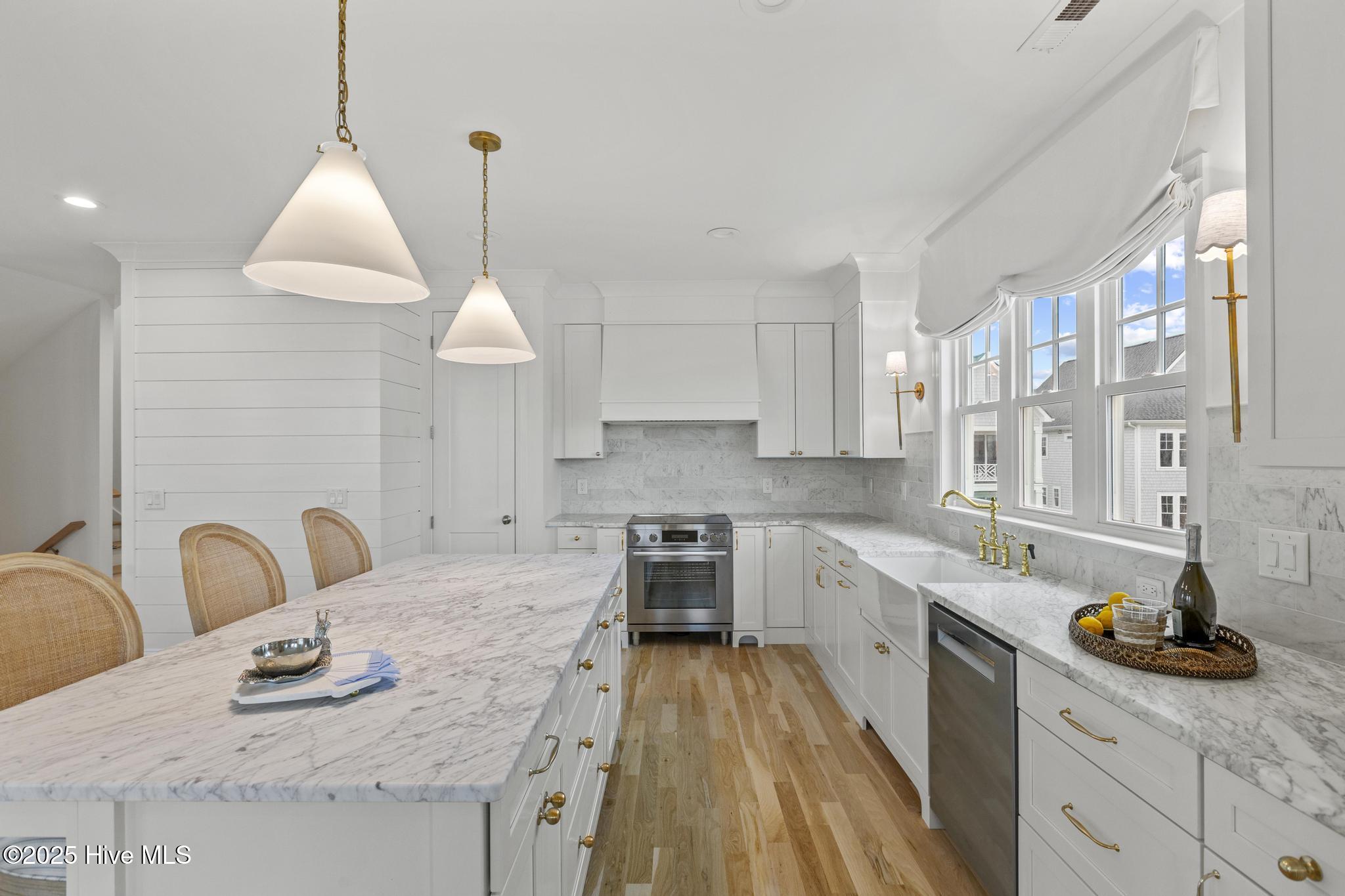 100565849 | Photo 45