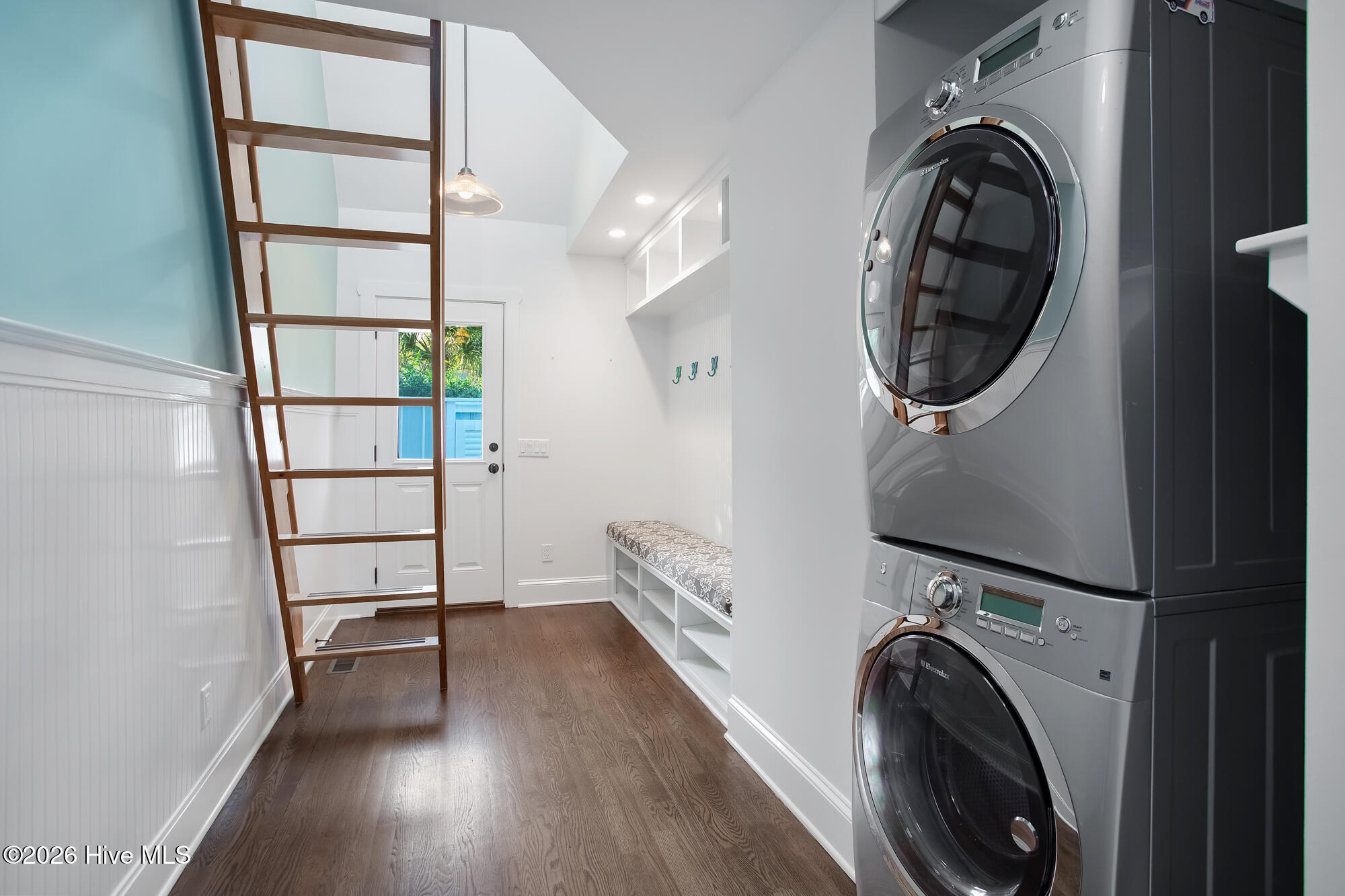 100558827 | Photo 21