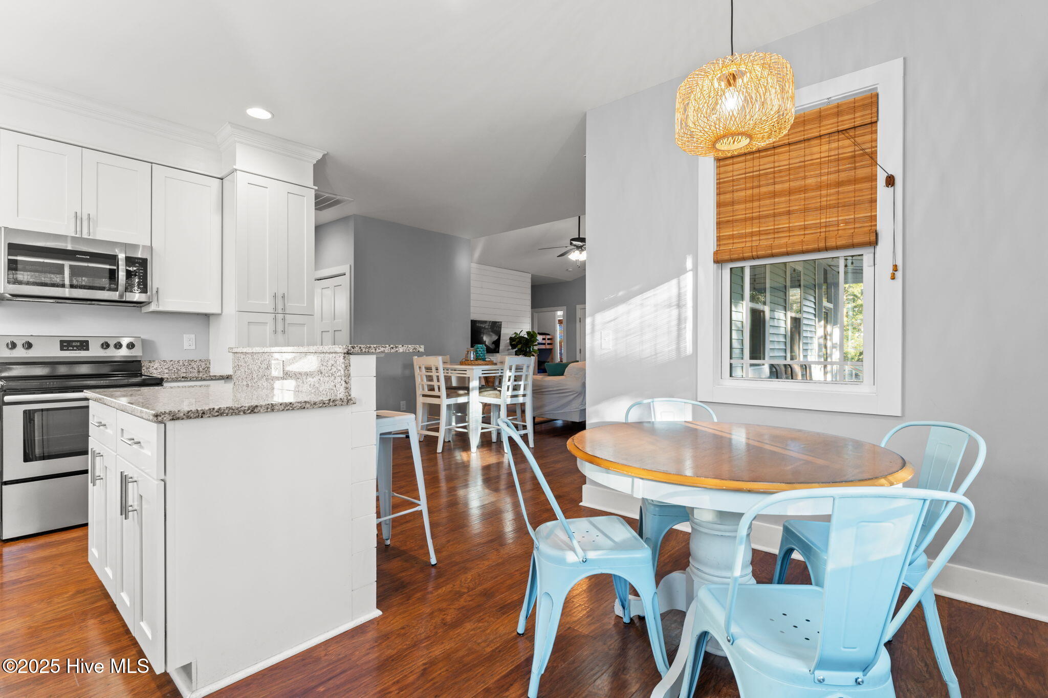 100545093 | Photo 33