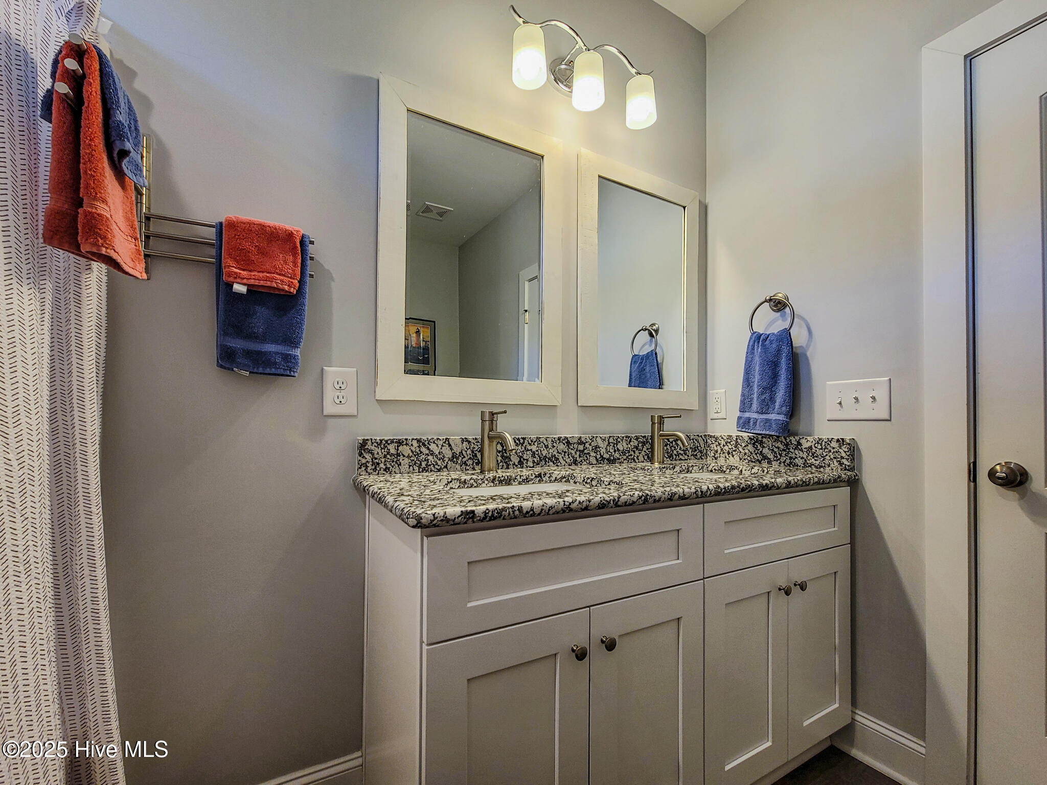 100538733 | Photo 33